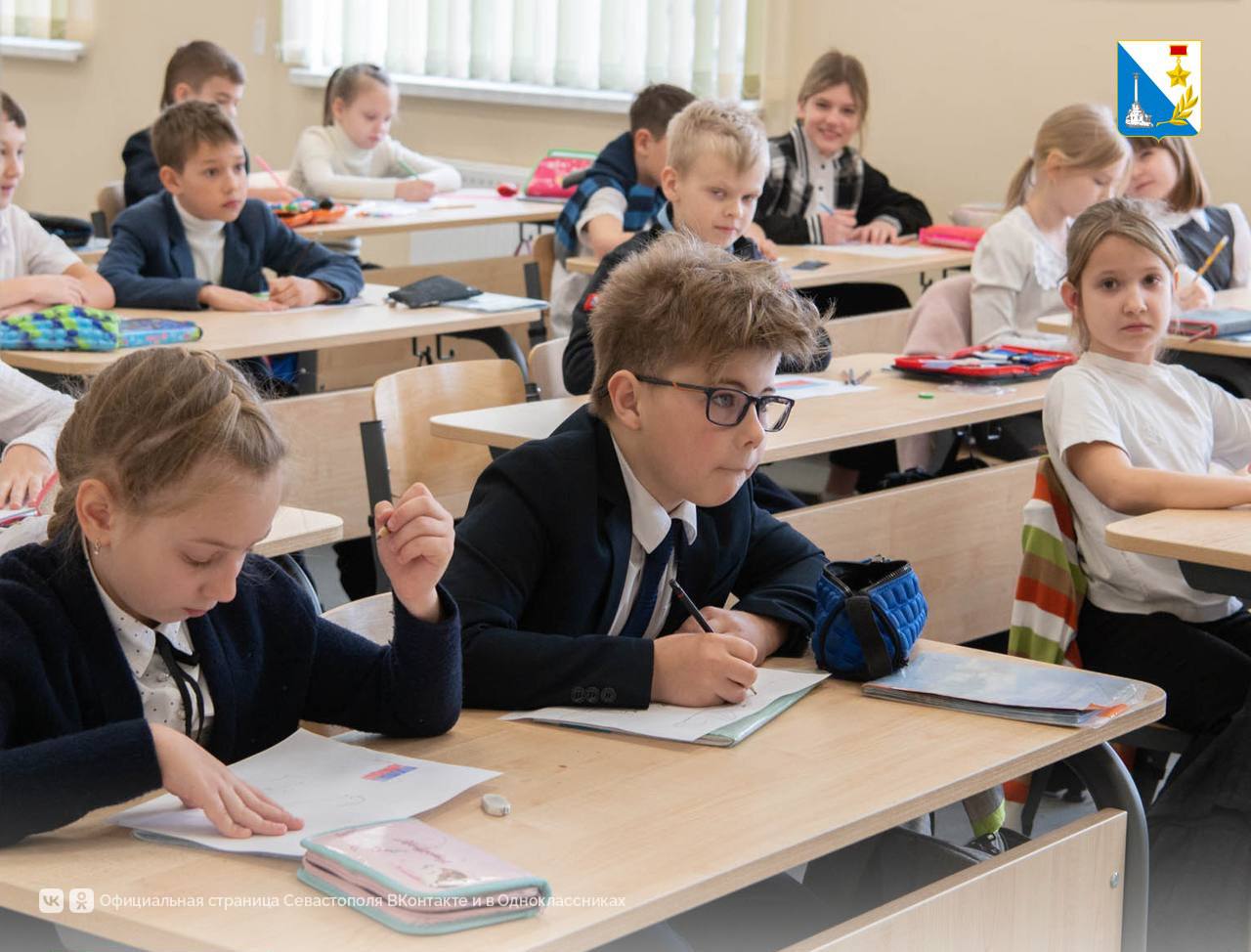 Более 80 тысяч севастопольских детей получили единовременную выплату в размере 5 тысяч рублей Выплаты уже проведены на 80 129 детей на общую сумму свыше 400 миллионов рублей Для 368 заявлений по которым поступили отказы от банков продлен срок подачи повторных заявлений до 15 ноября Подписывайтесь на наш канал в МАХ