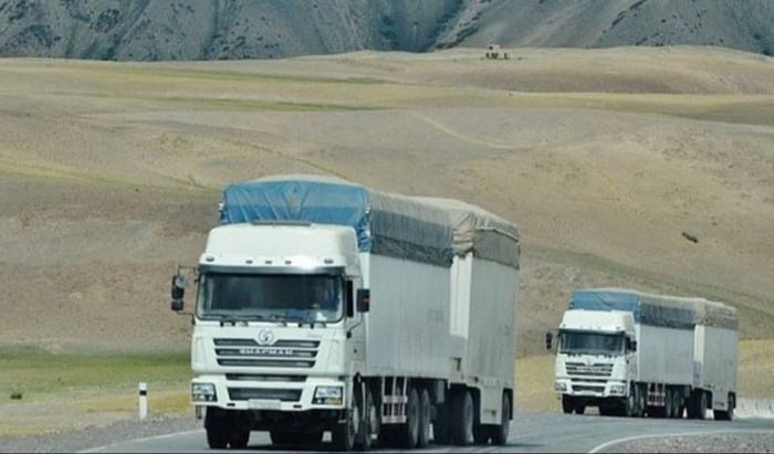 В обход Таджикистан и Узбекистан запускают новый транспортный коридор из Китая в Европу Согласно информации Минтранспорта РТ договорённость о реализации проекта была достигнута в ходе переговоров министров транспорта Азима Иброхима и РУз Илхома Махкамова В рамках проекта колонна из 10 грузовых автомобилей с грузом проследует из Узбекистана через территорию Таджикистана в Китай Разрешения на перевозку грузов будут оформляться в электронном формате ℹ  Маршрут транспортного коридора будет проходить через Китай Таджикистан Узбекистан Туркменистан Иран Турцию и далее в Европу Идея проекта была впервые представлена в 2022 году на международной конференции в Душанбе посвящённой развитию логистики и транспортных связей между странами региона Проэкт расчитан на увеличение товарооборота повышение эффективности логистики и укрепление экономического сотрудничества между Азией и Европой в регионе  Пилотный коридор также предполагает создание сопутствующей инфраструктуры Вблизи границы планируется организация диагностического центра рассчитанного на прием 150 200 человек в сутки торгового комплекса у границы для 800 предпринимателей упрощённого обслуживания граждан без прохождения паспортного контроля при обмене услугами на пограничных пунктах Особое внимание будет уделено увеличению пропускной способности КПП Джартепа Саразм на узбекско таджикской границе в Ургутском районе Самаркандской области путем организации нового логистического центра способного обслуживать до 100 грузовых автомобилей в сутки и оперативно оформлять все необходимые документы Вместе с тем со стороны Астаны отмечается что новый транспортный коридор может негативно сказаться на участии Казахстана в Шёлковом пути так как часть грузопотока ранее проходившего через его маршруты может уйти на обходной путь Узбекистан Таджикистан         ExpressAsia