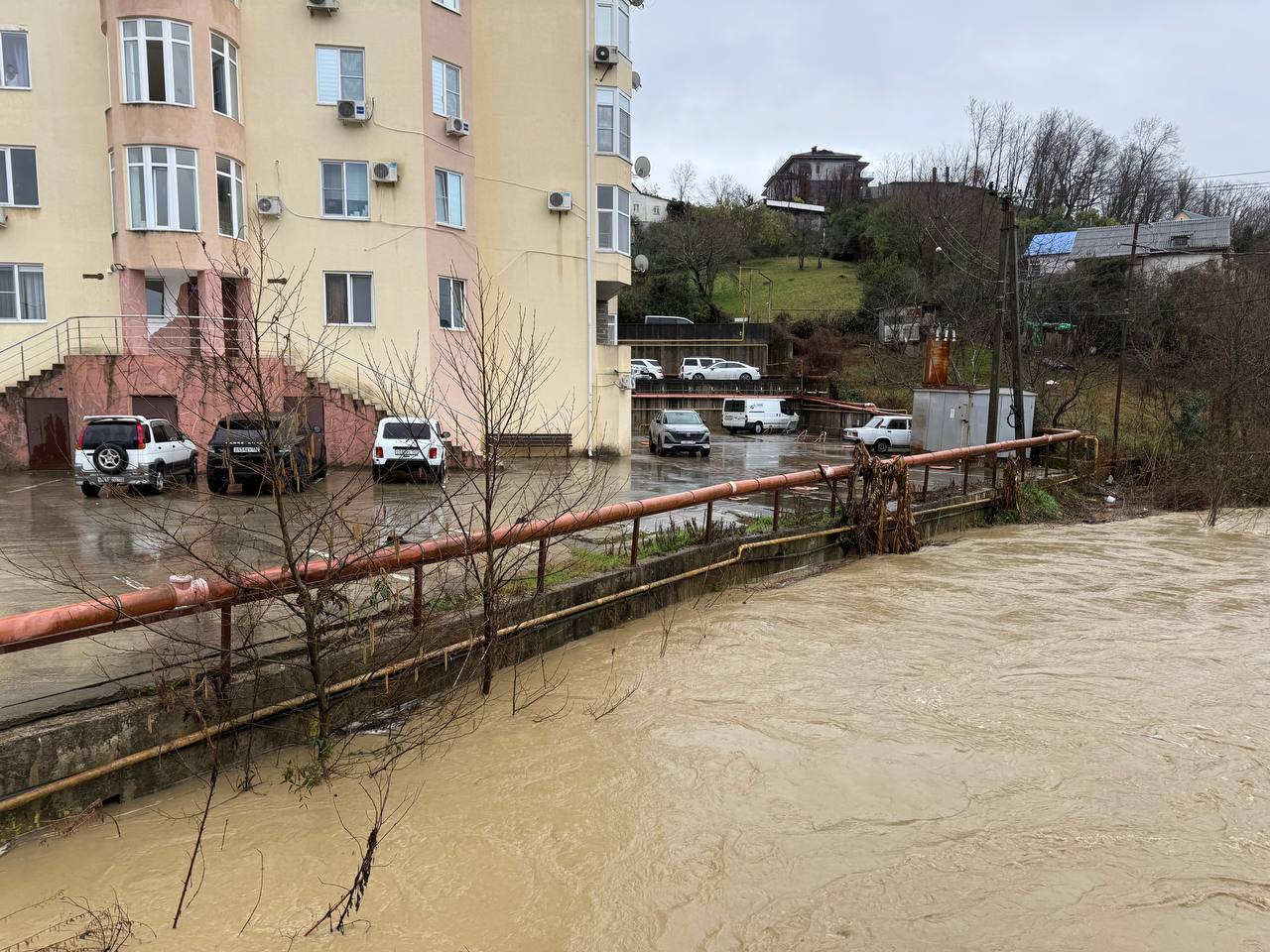В нескольких реках Краснодарского края наблюдается подъем уровня воды Например в реках Псаха и Мацеста в Сочи Псекупс в Горячем Ключе Шебш и Афипс в Северском районе Отмечается что уровень воды не достигает неблагоприятных отметок В Сочи река Херота подтопила придомовую парковку на фото По словам Прошунина в городе сохраняется риск оползней Последствия таковых показывали здесь Кубанская телега в MAХ