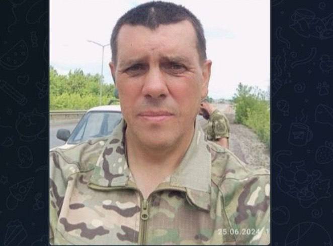 На войне в Украине погиб бывший полицейский, убивший двух девушек из Бурятии Фигурант уголовного дела Евгений Инкин погиб в так называемой ДНР, пишут «Люди Байкала». В 2023 году Инкин был осуждён вместе с другим полицейским Дмитрием Истоминым за убийство 17-летней Евгении Шевкуновой и 18-летней Екатерины Патеюк, совершённое в 2002 году. Почти два десятилетия преступление оставалось нераскрытым, но в 2019 году знакомая мужчин рассказала, что смогла сбежать с места преступления и позже заявила, что экс-милиционеры пытались её утопить. Первый суд присяжных оправдал Инкина и Истомина, однако после обжалования приговор отменили и позже признали их виновными. Инкина приговорили к 17 годам лишения свободы, но спустя год он подписал контракт с Минобороны и уехал воевать в Украину. Подписаться Прислать новость
