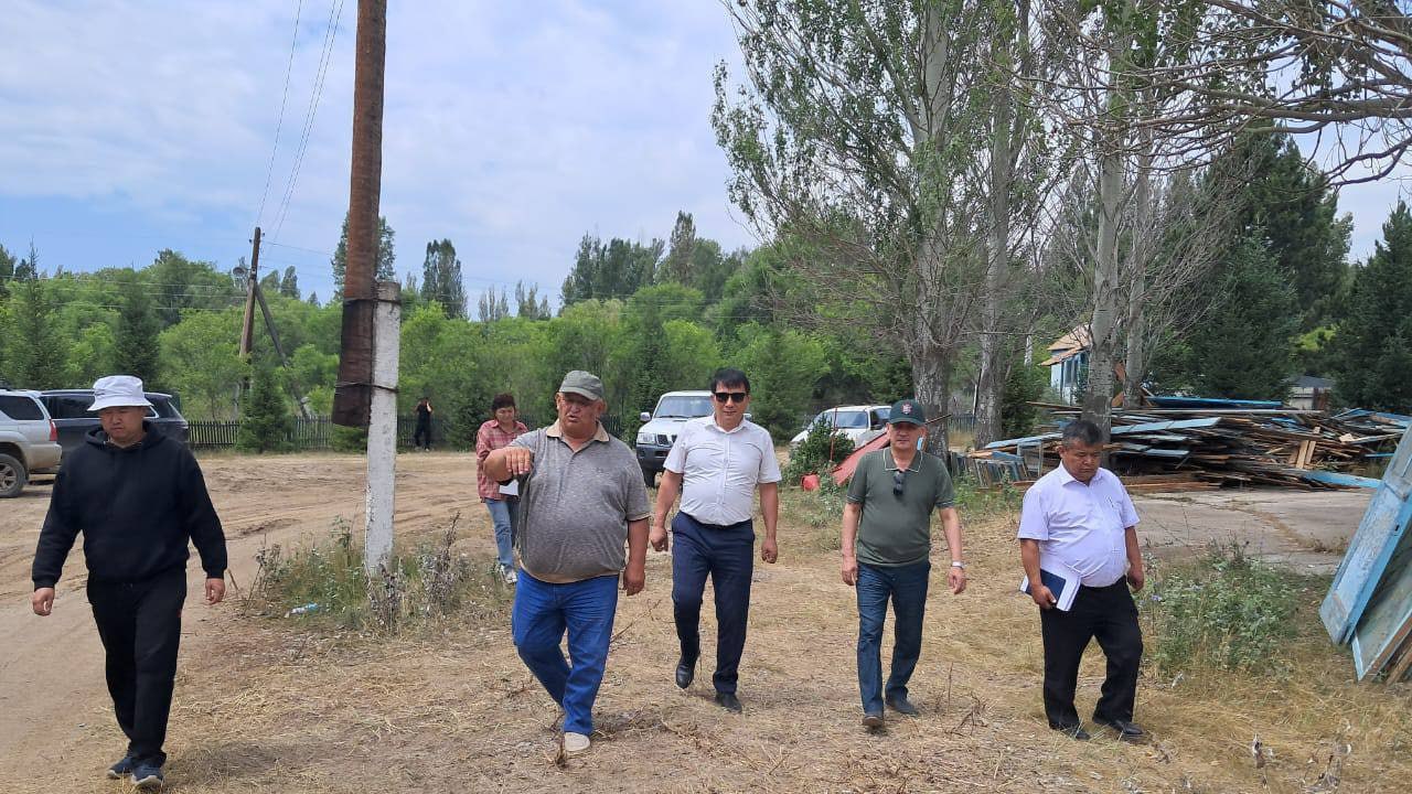 Минприроды проверил стройку нового корпуса заповедника на Иссык-Куле Во время рабочей поездки министр природных ресурсов, экологии и технического надзора КР Медер Машиев посетил Иссык‑Кульский государственный заповедник, расположенный в селе Ананьево. Он оценил ход демонтажных работ на территории и обсудил подготовку к строительству новой инфраструктуры, которое осуществляется при финансовой поддержке Республики Татарстан. Проект направлен на сохранение уникальной природы региона, включая биосферный резерват общей площадью около 20 тысяч гектаров, созданный в 1948 году и признанный программой ЮНЕСКО «Человек и биосфера». В рамках инфраструктурной модернизации предусмотрено строительство современных экологичных объектов, туристических маршрутов и контрольных пунктов. Минприроды подтвердило: сотрудничество с Татарстаном включает финансирование ключевых этапов проекта, от реконструкции существующих объектов до создания новых охранных зон и туристической инфраструктуры. Министерство гарантирует усиление контроля за соблюдением экологических норм и дальнейшее развитие охраны природы в этом уникальном регионе.