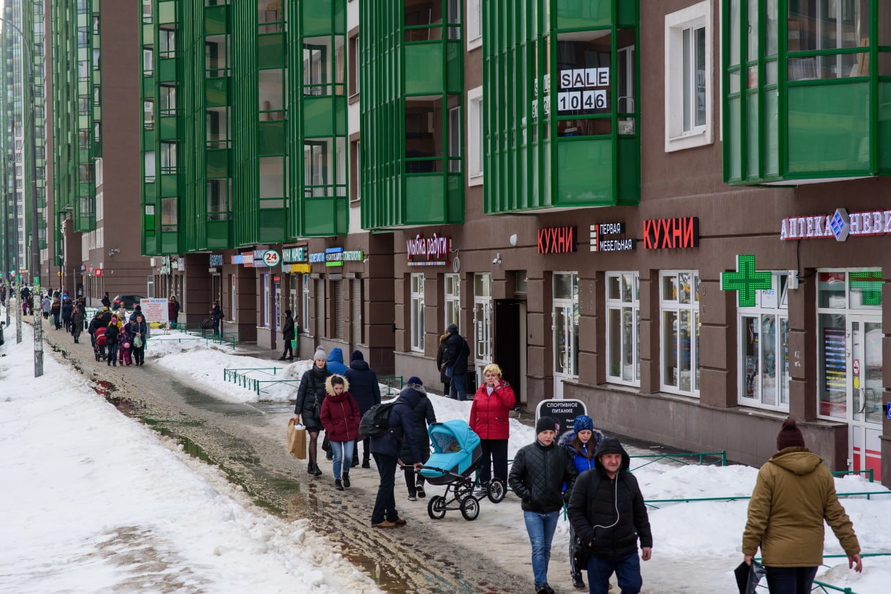 Ленобласть вошла в топ регионов по числу новых предприятий  По итогам 2024 года "рождаемость" российских предприятий впервые с 2015 года превысила их "смертность". К такому выводу пришли аналитики ГК "Финэкспертиза", изучившие данные ФНС РФ. Ликвидировано за прошедший год было 203 тыс. юридических лиц — это рекордно низкий показатель с 2010 года.  При этом если смотреть на ситуацию с раскладкой по регионам, то открытых компаний больше, чем закрытых, лишь в 34 субъектах Федерации. Максимальный результат предсказуемо демонстрирует Москва  +24,9 тыс. новых предприятий .   Ленобласть лишь чуть–чуть не смогла войти в топ–3, остановившись на четвёртом месте  +913 . В Петербурге разница между открытиями и закрытиями тоже оказалась положительной, но значительно более скромной: +153, так что город не попал даже в десятку. Антирекорд установила Новосибирская область  –1735 юридических лиц .  Автор фото: Сергей Ермохин / "ДП"