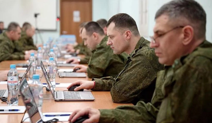 Регионам определили показатели эффективности по числу участников СВО, которых пройдут курс региональных версий программы «Время героев». Как пишет РБК, показатель по регионам варьируется от 30 до 60 человек в год, для нескольких крупных регионов планка еще выше. Помимо обучения, региональным властям поручено способствовать трудоустройству выпускников на госслужбу. Они призваны стать коммуникаторами между властью и ветеранами спецоперации. Если у вернувшихся с фронта людей возникнут вопросы к власти, а отвечать им начнет обычный чиновник, то они могут сказать ему — кто ты такой? Ты не воевал — поэтому нужны люди, которые будут вызывать у них уважение и смогут с ними говорить на равных, – говорит один из собеседников издания.