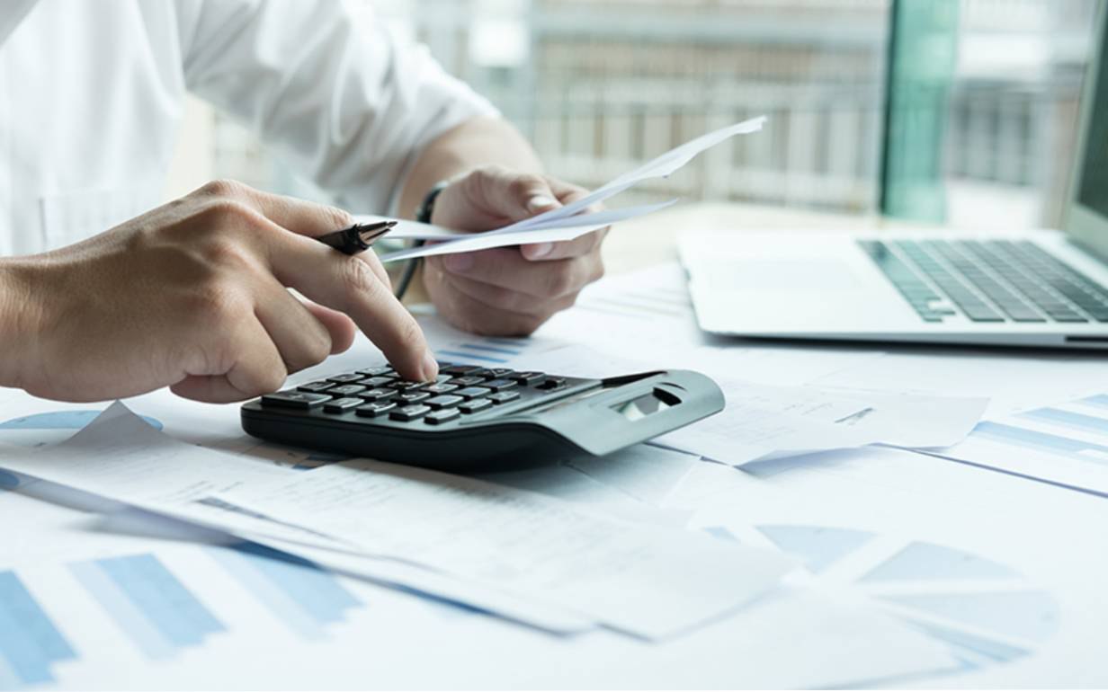 Большинство самозанятых готовы прекратить деятельность при ухудшении условий НПД Согласно данным опроса Федеральной налоговой службы 64 самозанятых намерены прекратить деятельность или уйти в тень если условия налога на профессиональный доход станут для них неприемлемыми Лишь 10 опрошенных готовы вернуться в наемную занятость Исследование охватило 11 2 миллиона человек зарегистрированных как самозанятые с 2019 по 2024 год Участникам предлагалось оценить какой процент от дохода они считают справедливым налогом Большинство респондентов указали что повышение ставок выше текущих уровней может сделать их работу нерентабельной Экономика Россия Самозанятые ФНС Налоги НПД   Будь с нами поделись с друзьями Хвитторная