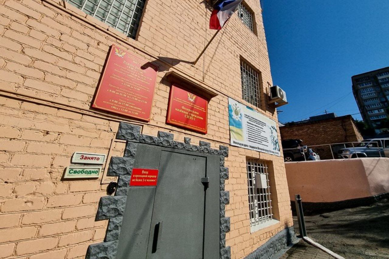 Во Владивостоке молодого человека отправили в колонию из за старого комментария в соцсетях 22 летнего жителя Владивостока приговорили к 2 годам колонии по статье 205 2 УК РФ Поводом стал комментарий который он оставил в соцсети несколько лет назад ещё подростком По данным следствия там было всего два слова Цитировать эту фразу нельзя Также сообщается что в СИЗО и колониях Приморья сейчас содержатся 50 осуждённых за терроризм и 40 за экстремизм Реклама Поддержать канал Остались вопросы