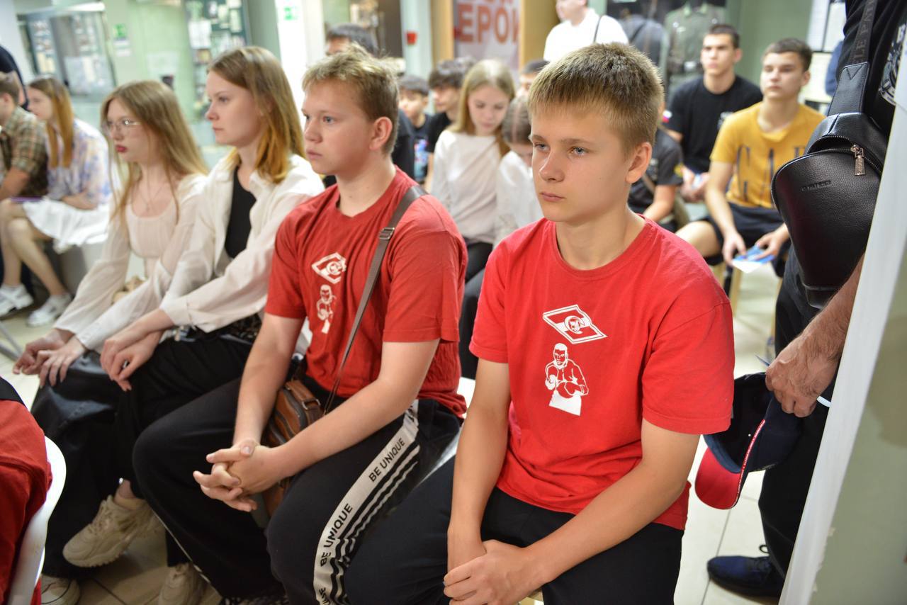 Вопросы развития спорта, казачества и патриотической работы обсудили в музее имени Фелицына   В рамках краевого проекта «О людях Кубани – о силе России» с молодежью встретился чемпион мира по боксу, первый заместитель председателя комитета Государственной думы по физической культуры и спорту, казак Крымского районного общества Дмитрий Пирог. В числе участников мероприятия также сотрудники музея имени Фелицына, юные спортсмены, представители казачьих сотен высших учебных заведений края, общественных, патриотических организаций и объединений.  - Музей занимается большой просветительской работой, проведением различных тематических мероприятий и проектов, военно-патриотическим воспитанием нашей молодежи. Благодаря совместной и межведомственной работе, Краснодарский край входит в число лучших регионов страны. Наших призывников отличает физическая сила, любовь к Родине и родному краю, нравственность и духовность. В этом большая роль принадлежит и педагогам, учителям, казакам-наставникам.  Молодежь Кубани ежедневно демонстрирует высокие успехи в научной, спортивной, творческой деятельности. У нас в регионе множество спортсменов уже с юных лет являются победителями и призёрами различных соревнований, в том числе краевого, межрегионального, федерального и даже международного уровней, Кубанское казачье войско многие годы является лучшим в стране.  Также участники мероприятия задали Дмитрию Пирогу ряд вопросов по развитию спорта, казачества и патриотической работы. Он рассказал о своей спортивной карьере, достижениях, дал молодежи мотивационные советы. Рассмотрели и вопросы увеличения числа занимающихся спортом в регионе.  - Повышению уровня вовлеченности населения в занятия физической культурой и спортом способствует развитие спортивной инфраструктуры. Ежегодно в Краснодарском крае благодаря поддержке Губернатора Кубани Вениамина Ивановича Кондратьева строится и капитально ремонтируется не менее 50 спортивных объектов. Продолжается строительство Центров единоборств во всех муниципальных образованиях края, чтобы сделать тренировки более доступными для всех желающих, - сказал Дмитрий Пирог.   В завершение мероприятия прошла автограф-сессия, а прославленный спортсмен передал в дар музею ряд медалей, в том числе матчевой встречи СССР и США по боксу в Донецке в 1978 году, а также ряда международных соревнований.