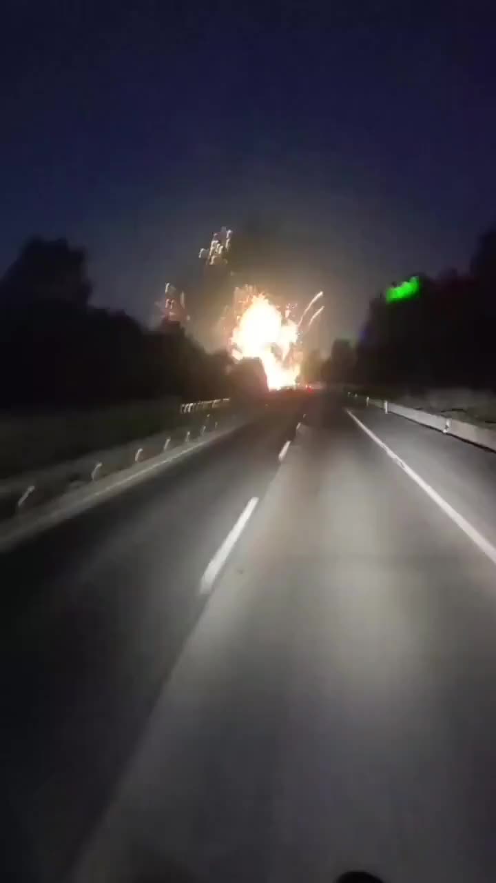 Грузовик с фейерверками взорвался в Китае, создавая яркое зрелище