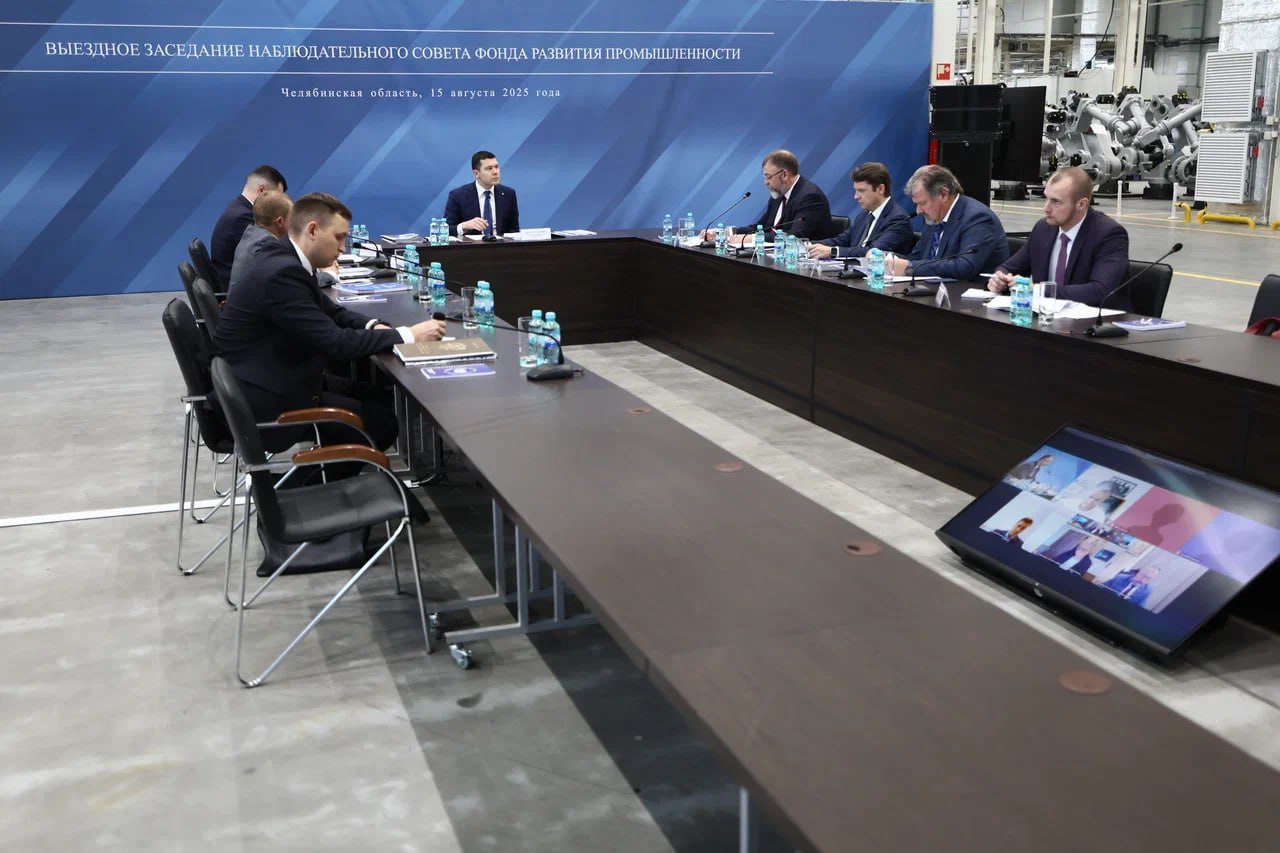 Антон Алиханов прибыл в Челябинск с рабочим визитом  Министр промышленности и торговли РФ работает на предприятии «Завод роботов». Этот завод в феврале 2024 года открывал президент РФ. Доклад о наращивании производственных мощностей губернатор Алексей Текслер представил Владимиру Путину 16 июля во время рабочего визита главы государства в Магнитогорск.   Завод выпускает шестиосевые манипуляторы разной грузоподъемности. Новинка — портальный робот для захвата изделий сверху и перемещения их между станками.  «Завод роботов» планирует выпустить в 2025 году 750-800 манипуляторов различной модификации в том числе для значимых для страны промышленных предприятий.  Проект реализован при поддержке Минпромторга. Манипуляторы входят в реестр российской промышленной продукции.    / Прислать новость