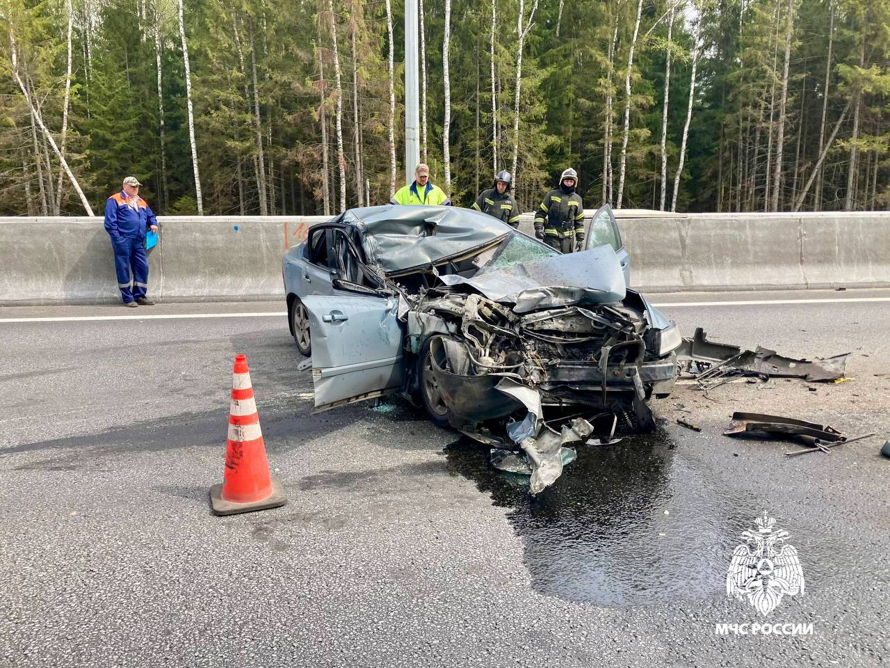Сегодня сотрудники ликвидировали последствия ДТП на М-11 «Нева» в Калининском МО, где произошло столкновение в попутном направлении легкового и грузового автомобилей. Есть пострадавшие. МЧС Тверской области напоминает: соблюдай скоростной режим; не отвлекайся за рулем; не совершай резких маневров. Безопасность начинается с тебя!