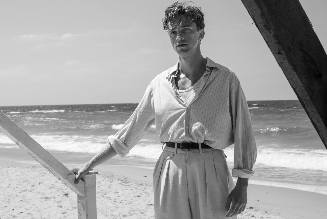 Посторонний новый фильм Франсуа Озона 8 женщин выйдет в российский прокат 5 марта Это адаптация одноименного романа французского писателя Альбера Камю В центре истории скромный служащий Мерсо жизнь которого меняется в худшую сторону после трагического события на пляже В России фильм выпустит A ONE совместно с компанией Веста Премьера Постороннего состоялась на Венецианском кинофестивале в 2025 году Буду смотреть Кинопоиск Новости