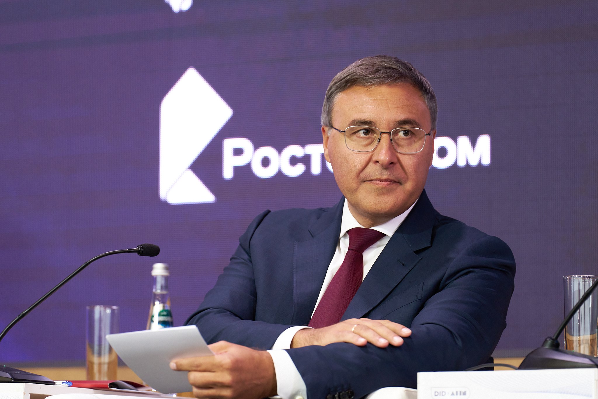 Валерий Фальков рассказал о подходах к подготовке кадров для сферы робототехники на пленарном заседании форума Digital Innopolis Days x AI IN 2024 в Иннополисе  Республика Татарстан   Главной темой форума стали перспективы роботизации России. Сегодня на площадке работают руководители федеральных и региональных органов власти, крупных предприятий, ректоры ведущих вузов страны, молодые исследователи и студенты.  Глава Минобрнауки отметил, что современный университет должен уметь готовить специалистов и под существующие, и под будущие запросы реального сектора экономики. Решить эту задачу можно только в тесной кооперации с индустрией и Минпромторгом.  Предпринимаются следующие шаги:   ‍ Обновляется система высшего образования. Она приводится в соответствие с потребностями современного технологического уклада, пересматриваются подходы к когда-то принятым образовательным стандартам. Университеты в тесном взаимодействии с лидерами отраслей должны иметь возможность оперативно разрабатывать образовательные программы, быстро их менять.   Уже сейчас университеты в партнерстве с технологическими предприятиями занимаются поиском ответа на вопрос: «Как переформатировать инженерное образование, чтобы оно отвечало запросам рынка?» Для этого обновляются стратегии развития университетов, идет активная работа по подготовке инженеров нового поколения на площадке 50 передовых инженерных школ.    Любая образовательная программа, которая связана с областью современного производства, должна содержать четко выверенный образовательный блок по системам автоматизации и робототехнике.   ‍ Вузам необходимо качественно выстраивать работу на рынке дополнительного профессионального образования. Современное производство немыслимо без систем автоматизации, и у специалистов со средним образованием, высшим должна быть возможность получить качественное допобразование и быстро вернуться в отрасль с требуемыми навыками.