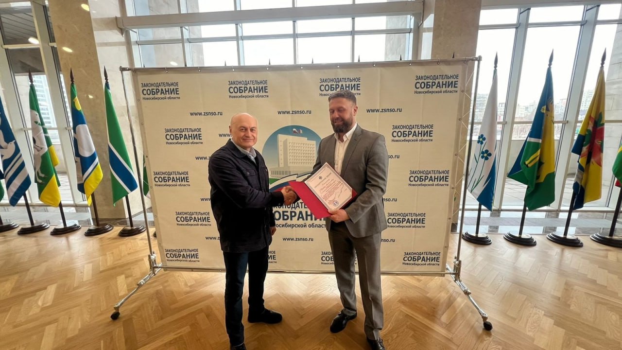 Лидер новосибирских Пенсионеров начал голодовку из за раскола в партии Бывший депутат горсовета Новосибирска Эдуард Кожемякин смещённый в конце октября с поста главы регионального отделения Российской партии пенсионеров за социальную справедливость РППСС объявил голодовку с 5 ноября Об этом он сам сообщил Сибирскому экспрессу обращение также опубликовано в паблике отделения во ВКонтакте Акция связана с итогами выборов в заксобрание Новосибирской области и распределением двух мандатов которые получила РППСС в регионе по спискам Партия отдала места первому и второму номерам списка зампреду центрального совета РППСС Владимиру Ворожцову и депутату регионального парламента застройщику Александру Аверкину Ожидалось что Ворожцов откажется от мандата который перешёл бы третьему номеру списка гендиректору оборонного завода Искра Сергею Кондратьеву или одному из других спонсоров Но этого так и не произошло Более того партнёр Аверкина по бизнесу его помощник Михаил Бушмакин неожиданно возглавил новосибирское отделение РППСС вместо опытного Кожемякина В своём сообщении для СМИ о голодовке Кожемякин всё ещё называет себя председателем совета регионального отделения РППСС Он просит Аверкина отказаться от мандата и передать его владельцу ООО Новая бумажная компания депутату искитимского райсовета Алексею Прокудину В связи с тем что именно Алексей Прокудин внёс значительный вклад в дело победы РППСС на выборах в законодательное собрание Новосибирской области в 2025 году пояснил Кожемякин Благодаря усилиям Алексея Прокудина Сергея Кондратьева и многих других представителей партии пенсионеров региональное объединение получило поддержку избирателей и два мандата Однако в результате одним из депутатов стал Александр Аверкин который не принимал участия в избирательной кампании В отношении Аверкина и принадлежащих ему компаний были возбуждены десятки исполнительных производства о взыскании долгов К тому же летом 2022 года Прогрессстройгрупп получила контракт на работы в заксобрании Ремонт который должны были закончить к 2023 году оценивался в 60 млн рублей Компании выделили 45 млн из бюджета но она так и не уложилась в сроки Госзаказчик разорвал соглашение в одностороннем порядке и обратился в суд В 2024 году суд признал депутата Аверкина банкротом и ввёл в его отношении процедуру реструктуризации долгов Голодовку нужно было объявлять ещё на момент формирования партийных списков ведь именно тогда и распределяются будущие мандаты считает политолог Алексей Мазур Удивительно конечно насколько серьёзно вовлеченные воспринимают эти внутрипартийные бури в стакане Удивительно и то что Кожемякин голодает не за себя а за Прокудина Кто это что за выдающийся общественный и политический деятель которого я не знаю написал Мазур в своём телеграм канале ООО Новая бумажная компания Прокудина зарегистрирована в Хабаровском крае в конце 2023 года У самого Прокудина ИНН Алтайского края но с ним были связаны и несколько новосибирских фирм В 2023 году Прокудин выиграл довыборы в совет депутатов Искитимского района Новосибирской области Подписаться Прислать новость Помочь бустами