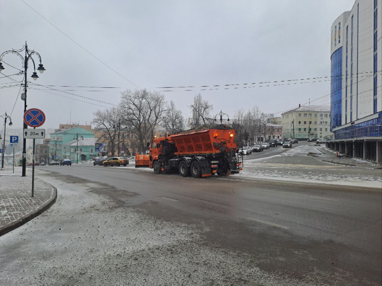 Дорожники приступили к обработке дорог песко-соляной смесью. Об этом сообщили в комитете ЖКХ.   Сегодня днем 53 единицы техники убирают снег. Уже сейчас комбинированные дорожные машины обрабатывают дороги противогололедными материалами.   Работы позволят обеспечить безопасность дорожного движения.  Также в течение дня дорожники посыпают тротуары, остановки, посадочные площадки и лестницы для обеспечения комфорта передвижения горожан.   Работы будут продолжаться и этой ночью.  #НовостиКурска