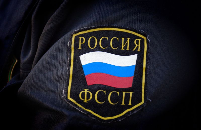 Бийский предприниматель взял кредит который отдавать не спешил он сделал это только после ареста имущества В Бийске возбуждено исполнительное производство в отношении 37 летнего предпринимателя Мужчина не соблюдал условия кредитного договора который он заключил с одним из банков Платежи не осуществлял меры к погашению задолженности не предпринимал Тогда представители кредитной организации обратились в суд По решению суда он должен был выплатить 1 1 млн рублей В ходе проверки имущественного положения сотрудником ведомства установлено что в собственности у должника имеются несколько крупных земельных участков зданий и помещений в черте Бийска На имущество должника наложили запрет на любые регистрационные действия а также предупредили его что в случае неуплаты долга недвижимость будет арестована и направлена на принудительную реализацию рассказали в пресс службе УФССП по региону Эти действия судебного пристава исполнителя побудили бийчанина выплатить всю сумму долга