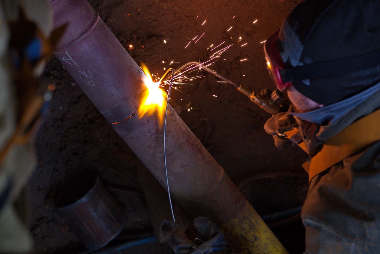 Реконструкция газопроводов в #ВАО выполнена на половину Специалисты меняют устаревшие участки газораспределительной сети низкого давления. Работы проводятся в Измайлове, Восточном Измайлове и Северном Измайлове. В частности, вдоль 11-й Парковой улицы, Сиреневого бульвара и 13-й Парковой улицы. Общая протяженность газопроводов, которые находятся на реконструкции, превышает 2,7 километра. Изношенные стальные трубы демонтируются, а вместо них прокладываются современные полиэтиленовые трубопроводы с высокой прочностью и устойчивостью к агрессивным внешним воздействиям. Модернизация проходит поэтапно, без отключения потребителей. Все производственные процессы постоянно контролируются специалистами АО "МОСГАЗ" и соответствуют актуальным нормативам и стандартам безопасности. Срок службы новых газопроводов составит более 40 лет. При модернизации газовых сетей большое внимание уделяется особенностям городской застройки. Новые трубы прокладывают с использованием как традиционных методов, так и современных закрытых технологий. Это позволяет снизить уровень шума, сократить время реконструкции и сохранить целостность городской среды.