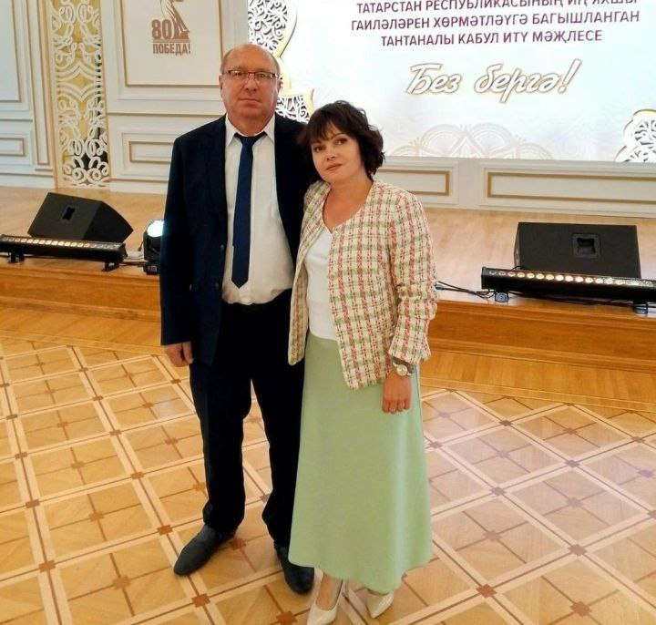Супруги Гусаковские из Печищ побывали на приеме у Раиса Татарстана В преддверии празднования Дня Республики в стенах Казанского Кремля состоялся ежегодный торжественный прием от имени Раиса Татарстана Рустама Минниханова и его супруги Гульсины Мероприятие традиционно посвящено чествованию семей чьи заслуги перед республикой являются особым примером гражданственности труда и патриотизма В числе почетных гостей на этом высоком мероприятии были и представители нашего района супруги Андрей и Ольга Гусаковские из села Печищи Главной ценностью и наследием семьи Гусаковских являются их дети Они воспитали трех сыновей Старший Данил погиб при исполнении воинского долга в ходе специальной военной операции Отмечен государственной наградой орденом Мужества посмертно В этот торжественный день звучали слова глубокой благодарности родителям за воспитание настоящего Героя Младшие сыновья девятиклассник Артём и первоклассник Дмитрий являются продолжателями семейных традиций в которых воспитываются любовь к Родине ответственность и взаимопомощь Прием в Кремле стал данью уважения не только подвигу Данила но и ежедневному родительскому труду стойкости и силе духа всей семьи Гусаковских