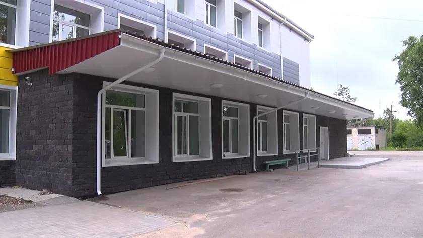 Совершенное новое здание в Завитинске оценили масштабный ремонт школы В третьей школе Завитинска учатся 450 детей В городе Завитинске масштабно изменили школу 3 К ремонту в ней приступили в 2024 году В учреждении привели в порядок не только учебные помещения но и пищеблок вместе со столовой вместо которой теперь школьное кафе Также в здании заменили коммунальные сети отремонтировали вентиляцию и обновили лестницу рассказали в правительстве Амурской области Отремонтированные классы успели оценить 450 учеников 47 из них первоклассники Никто не ожидал что изменения будут настолько заметные У нас появилось новое оборудование и мебель цифровые лаборатории зона отдыха поменялась рассказала ученица школы 3 Валерия Тищенко На ремонт школы 1970 года постройки было выделено около 70 миллионов рублей Эти средства позволили полностью преобразить образовательное учреждение сделав его комфортным не только для учеников но и педагогов Пять лет назад я пришла работать в эту школу Она ничем не отличалась от других Просто серое здание старая мебель старое оборудование Сейчас все изменилось после ремонта мы въехали в совершенно новое здание Школа поменялась не только внешне но и внутри Нам стало комфортнее работать отметила учитель Нина Измайлова Как рассказала директор школы 3 города Завитинска Наталья Новикова зданию учебного заведения уже больше 50 лет Капремонт в нем провели впервые Он проходил в рамках президентской программы по капитальному ремонту общеобразовательных учреждений Детям нравятся произошедшие изменения тем более что после ремонта в школе стало больше мест где ребята могут собраться Планируется что государственная программа Развитие образования Российской Федерации будет действовать до 2030 года В планах регионального Минобрнауки отремонтировать еще 30 школ Фото правительства Амурской области ТЕЛЕПОРТ РФ здесь все об Амурской области  Мы в МАХ  Написать нам