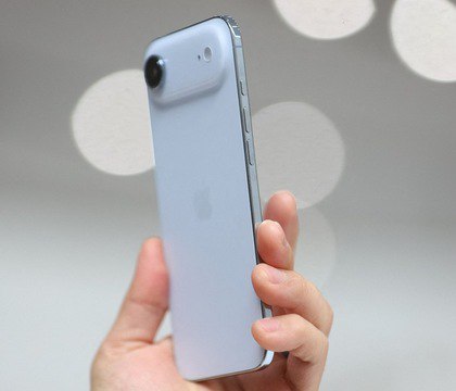 iPhone Air показал рекордное падение цены среди всех модел Apple последних лет Wccftech Из за низкого спроса китайские ритейлеры вынуждены распродавать сверхтонкий смартфон с 36 процентной скидкой Всего через три месяца после старта продаж в Китае смартфон iPhone Air столкнулся с беспрецедентным обесцениванием Крупнейшие онлайн ритейлеры вынуждены предлагать скидки до 2900 юаней что доказывает потерю интереса потребителей к новой модели