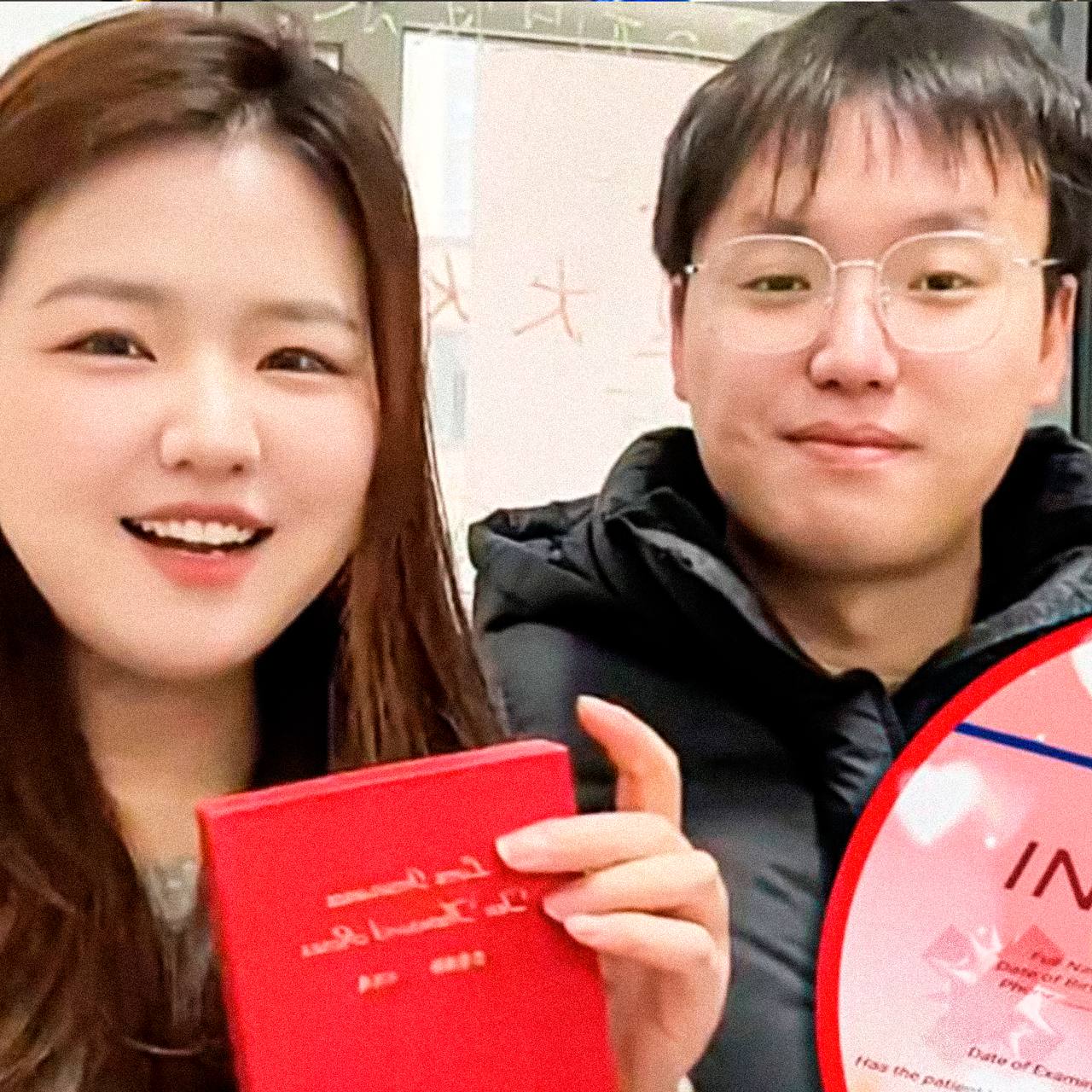 В Китае девушка застраховала свою любовь и получила 112 тысяч после свадьбы Пара познакомилась ещё в школе а в 2016 году девушка решила застраховать свою любовь за 2200 По условиям контракта выплата полагалась при регистрации брака в течение 10 лет Осенью 2025 года пара всё таки поженилась и реально получила деньги   если ждешь в России темщики ваш выход НМШ