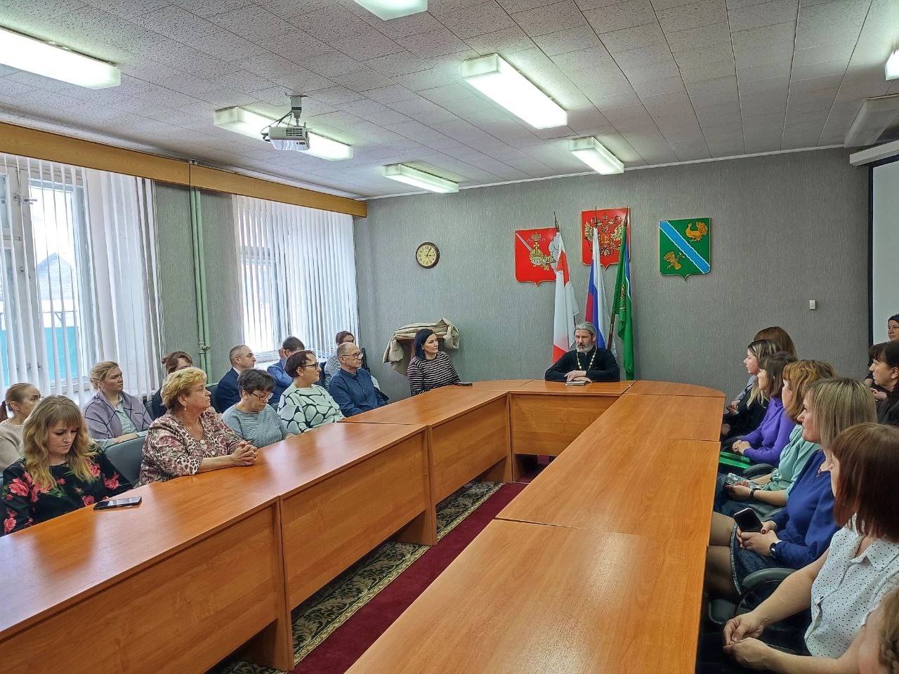 В администрации Верховажского округа прошла встреча со священнослужителем  Первую духовно-просветительскую беседу для госслужащих провел настоятель храма Успения Божией Матери протоиерей Александр Мухорин.  Отец Александр рассказал о Святой Троице, природе греха и о десяти заповедях. Затем батюшка ответил на вопросы слушателей.   Такие беседы в администрации округа будут проводиться регулярно, следующая встреча состоится уже в храме Успения Божией Матери.