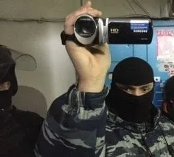 Обыски только под камеру В Кыргызстане предлагают обязать следователей снимать их на видео без пауз Поправки в УПК вынесли на общественное обсуждение Сейчас съемка допускается но не обязательно ведется непрерывно Из за этого возникают споры и жалобы на нарушения Инициаторы уверены что сплошная видеозапись снизит риски злоупотреблений включая подбрасывание улик и упростит разбор дел в суде Допрасходов не будет так как необходимая техника уже есть