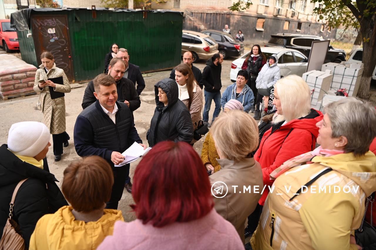 В Белгороде капитально ремонтируются два бывших общежития: на Горького, 70 и Студенческой, 12. Работы практически завершены   С губернатором области Вячеславом Владимировичем Гладковым пообщались с жителями этих многоквартирных домов.   На Горького, 70 отремонтированы инженерные сети. Выполнена отделка коридоров, лестничных пролетов, санузлов и кухонь. На финальном этапе – ремонт фасада здания.   На Студенческой, 12 ведутся отделочные работы в помещениях общего пользования. Практически выполнен ремонт внутренних инженерных сетей. Завершены фасадные работы.   Двум домам порядка 50 лет. Капитальный ремонт проводится впервые. Он организован по инициативе главы нашего региона. Видим, что жители качеством работ в целом довольны. Отмечают: диалог с подрядчиками есть, замечания рабочие всегда устраняют оперативно. В ближайшее время проведем общественную приемку капремонта.