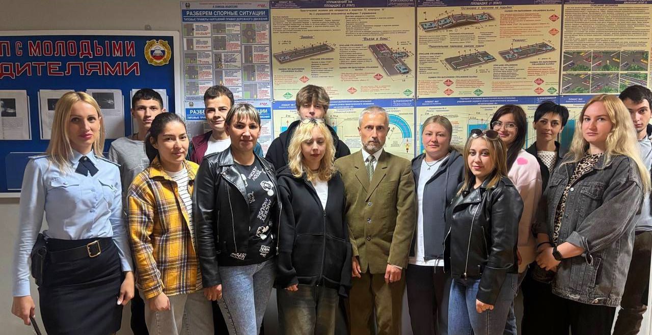 В Советском округе прошел конкурс водительского мастерства «АвтоЗачётка» Сотрудники Госавтоинспекции Советского округа совместно с представителями автошколы организовали и провели конкурс водительского мастерства среди молодых водителей «Автозачетка». Мероприятие включало два этапа: теоретический экзамен на знание Правил дорожного движения; практическое испытание – фигурное вождение автомобиля на специализированной площадке. Все участники успешно справились с заданиями, продемонстрировав уверенные навыки управления транспортным средством и глубокое понимание ПДД. Госавтоинспекция напоминает, что дисциплинированность, строгое соблюдение правил дорожного движения и уважение ко всем участникам дорожного движения – залог безопасности на дорогах. Подобные мероприятия способствуют повышению уровня водительской культуры среди молодежи и формированию ответственного отношения к управлению транспортными средствами.