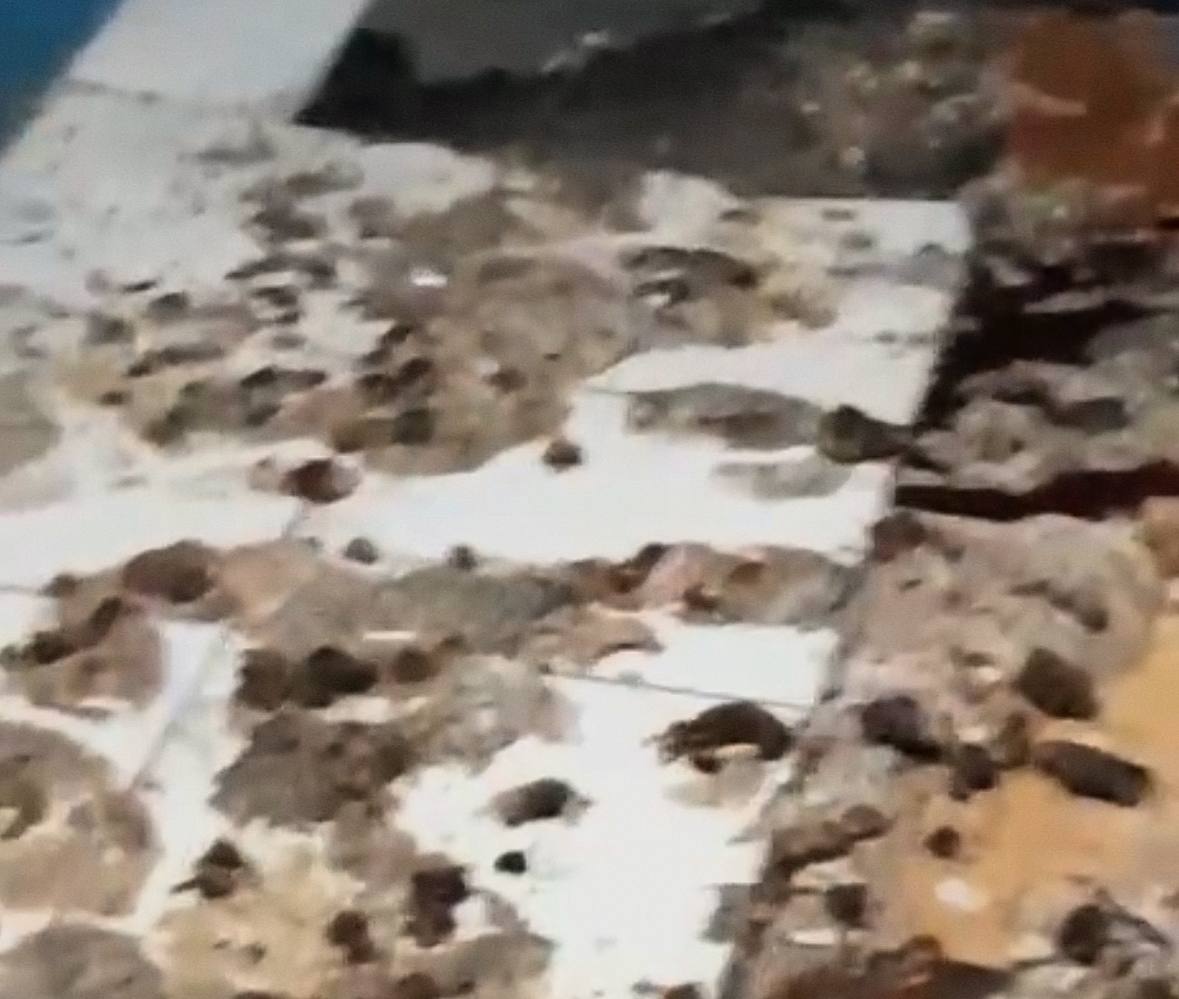 В Оренбурге подъезд топит канализация Жители боятся что здание разрушится Жители дома 263 2 по улице Пролетарской устали от стоков в подъезде По их словам канализация прорывает чуть ли не через день Фекалии заливают весь первый этаж и уходят в подвал Люди опасаются что дом скоро начнет рушиться У нас через каждые 2 дня канализация течет по всему первому этажу и естественно в подвальное помещение наш дом в скором времени просто упадет от такого состояния пишут местные жители Администрация города прояснила ситуацию По информации предоставленной ООО УК Деповская проводятся работы по устранению засора канализации в МКД по адресу Пролетарская д 263 2 После завершения работ первый этаж будет обработан дезинфицирующими средствами сообщили в администрации города Оренбурга Урал56 Ру в МАХ