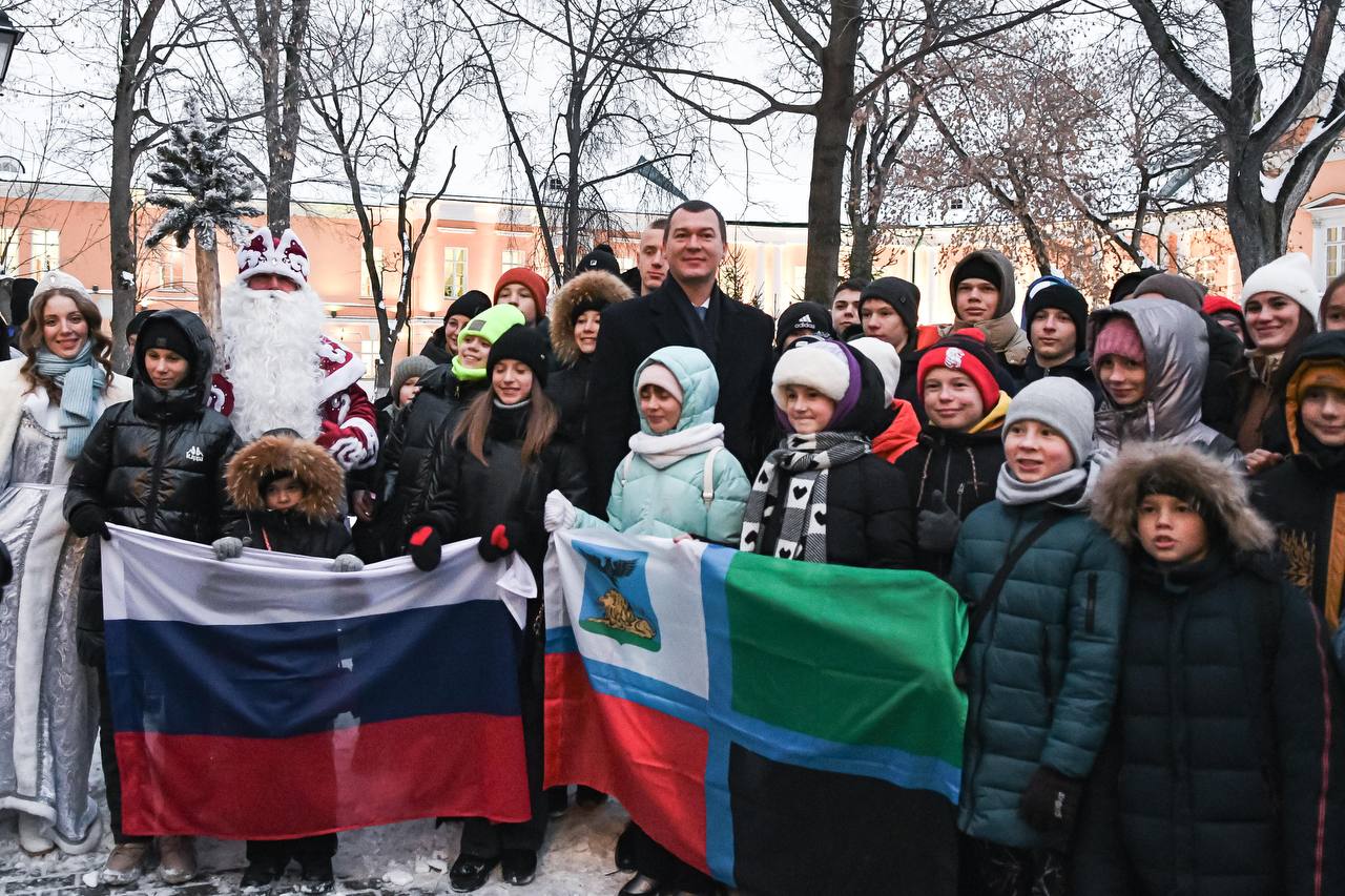 Сегодня в Министерстве спорта России прошла праздничная елка для юных спортсменов из Новороссии и приграничных регионов. Более 200 ребят стали частью этого яркого события. От души поздравил их с наступающим Новым годом и Рождеством.  После театрализованного представления дети получили подарки, а также отправились на экскурсии по Москве: на ВДНХ, в Океанариум, музеи спорта, космонавтики и, конечно, в сердце столицы - на Красную площадь.  Елка в Минспорте – это не только новогодняя сказка, но и связь с большой спортивной семьей нашей страны. Такие моменты остаются в сердце и вдохновляют на новые победы!