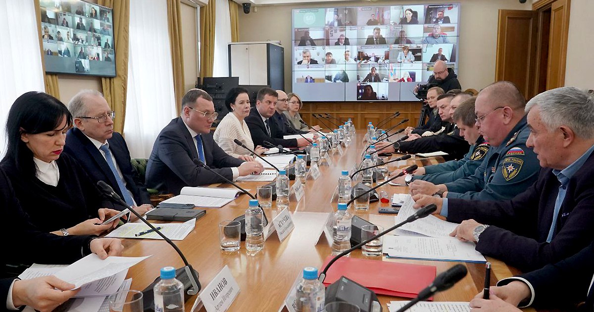 В Калининградской области муниципалитеты готовятся к весеннему половодью В связи с повышением температуры и интенсивным таянием снега губернатор Алексей Беспрозванных дал поручение приступить к профилактическим мероприятиям направленным на предотвращение подтоплений Действовать нужно на опережение Поручаю главам муниципалитетов ответственным службам и предприятиям региона незамедлительно приступить к практической реализации превентивных мер Необходимо обеспечить расчистку кровель жилых домов и социальных объектов от снега и наледи своевременный вывоз основных объёмов снега из населённых пунктов проверку насосного оборудования и гидротехнических сооружений функционирования ливнеприёмников и системы канализации От работы ведомств и муниципалитетов зависит как регион пройдет паводковый период подчеркнул губернатор