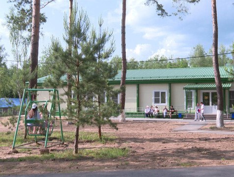 Обновлённый детский лагерь "Искра" принял первую смену В Перемышльском районе после масштабной реконструкции открылся детский оздоровительный лагерь "Искра". Он стал частью большого проекта по возрождению системы летнего отдыха в Калужской области. Первая смена уже началась.