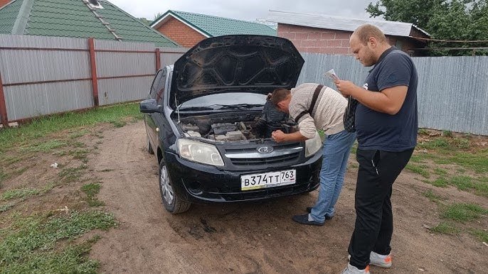 В Кирове продавец автомобиля избил покупателя  16 апреля на ул. Лесозаводской потерпевший осматривал автомобиль. После осмотра мужчина заявил, что стоимость транспортного средства завышена. На что продавец предложил ему приобрести автотранспорт в другом регионе, где как утверждал потерпевший, машины стоят дешевле.  Завязалась драка, в ходе которой мужчина нанес несколько ударов руками и ногами, а также сломал ребра покупателю.  По данному факты было возбуждено уголовное дело. В итоге, мужчину признали виновным и приговорили к 1 году колонии общего режима.   Подписаться