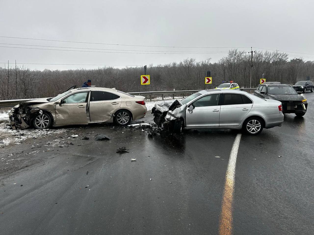 В Оргеевском районе зафиксировано сразу пять дорожно транспортных происшествий вызванных непогодой По данным полиции четыре аварии произошли из за гололеда а одна по причине отсутствия зимней резины у автомобиля Для стабилизации ситуации в районе мобилизовано более 10 экипажей полиции которые патрулируют трассы и оказывают помощь водителям Правоохранители настоятельно просят автомобилистов проявлять максимальную осторожность и строго соблюдать скоростной режим