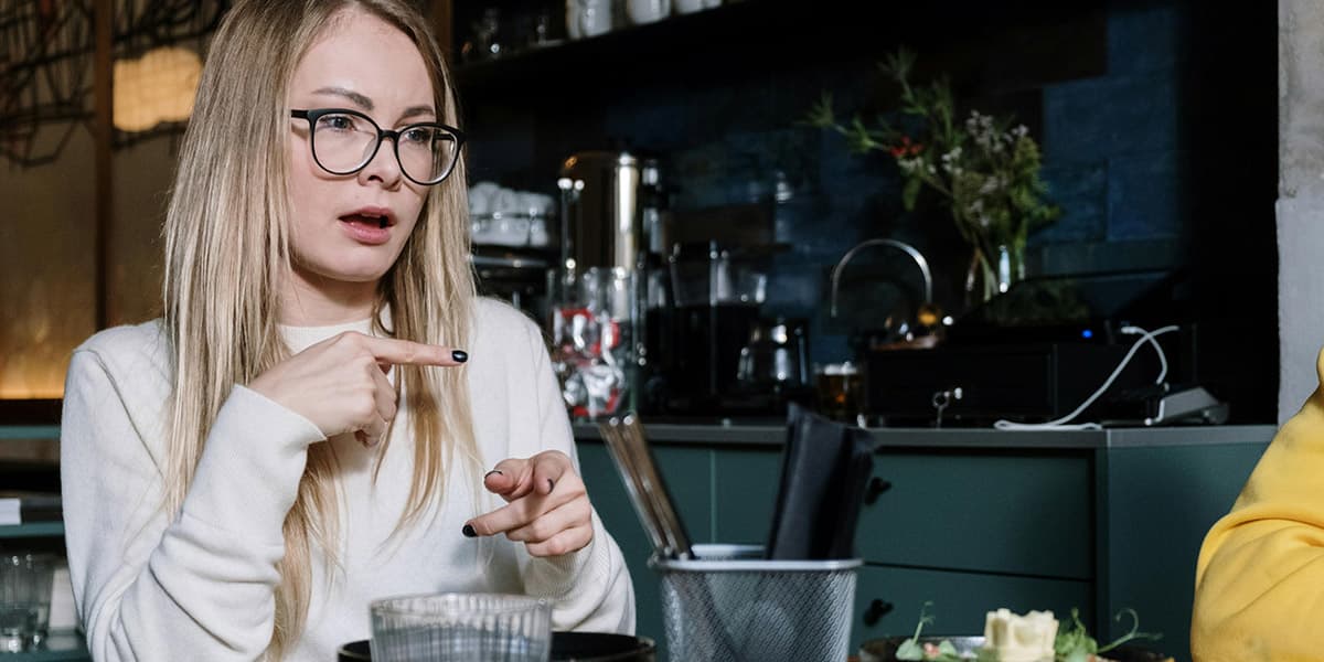 ВТБ запустил сервис видеозвонков на русском жестовом языке который позволит людям с нарушением слуха получить онлайн консультации по банковским продуктам и услугам   oboz info vtb zapustil videokonsultatsii na zhestovom yazyke