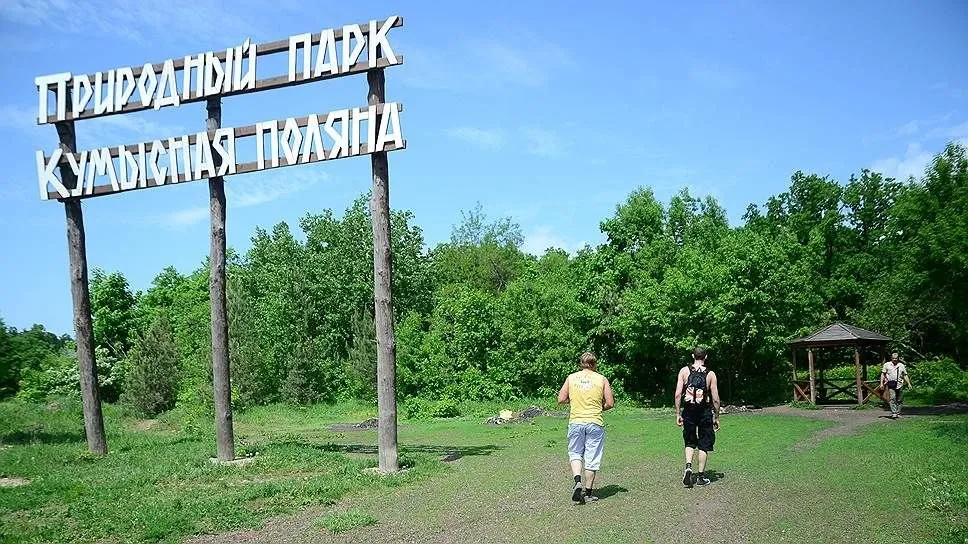 В Саратове в связи с возможными атаками украинских беспилотников закрывают все летние лагеря в природном парке Кумысная поляна заявил Роман Бусаргин В этом году антитеррористической комиссией Саратова в состав которой входят представители всех правоохранительных органов и надзорных ведомств принято решение ограничить работу летних лагерей на Кумысной поляне Оно мотивировано объективными причинами связанными с вопросами обеспечения безопасности детей и протокольно зафиксировано 15 апреля Специалисты тщательно проанализировали ситуацию Ранее были случаи повреждения зданий в результате атак БПЛА на территории данных учреждений Необходимость подобных ограничений неоспорима Когда речь идёт даже о малейшей потенциальной угрозе для детей никаких обсуждений быть не может написал губернатор Саратовской области Глава региона добавил что тем кто уже приобрёл путёвки вернут деньги а летний отдых детей организуют на других более безопасных площадках Фото Ася Сафиуллина Коммерсант Подписаться Связаться Поддержать Patreon Буст