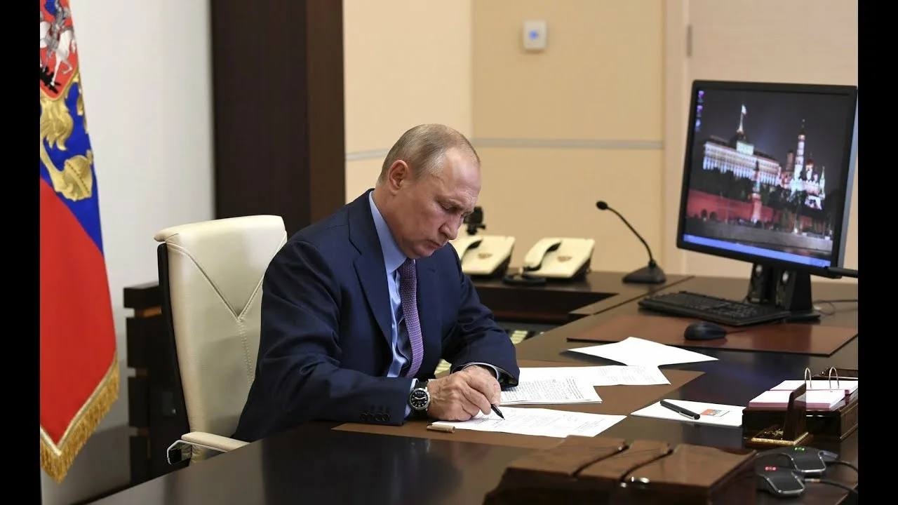 Президент обновил состав СПЧ Сегодня Владимир Путин подписал указ о ротации в Совете при Президенте по развитию гражданского общества и правам человека В состав обновленного Совета вошли председатель совета Общероссийской общественной благотворительной организации Союз семей военнослужащих России Мария Большакова советник председателя правления некоммерческой организации Фонд развития Центра разработки и коммерциализации новых технологий Наталья Кравченко ректор МПГУ Алексей Лубков председатель Общероссийского общественного движения Гражданский комитет России Артур Шлыков Указом Президента из Совета исключены Кирилл Вышинский посмертно Николай Иванов Ирина Киркора Роман Романов и Игорь Юргенс