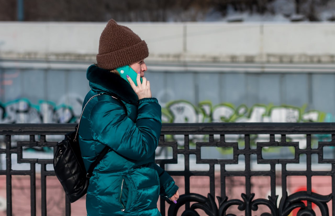 Челябинская область стала лидером по обращениям в ФСБ  За прошлый год на телефон доверия ФСБ поступило 9,8 тысячи звонков от челябинцев — это самое большое количество по стране. При этом 1,3 тысячи из них вызвали оперативный интерес у силовиков.  — В 2024 году на телефон доверия ФСБ России поступило 68,3 тысячи сообщений, из них 587 содержали оперативно значимую информацию, оформлены в виде справок и направлены в органы безопасности с учетом компетенции, — уточнили в ФСБ.  Всего в территориальные органы безопасности поступило 41,5 тысячи сообщений. Из них только 4,7 тысячи — со значимой информацией. В остальных случаях звонившие лишь уточняли данные.  Второе место по количеству звонков заняла Нижегородская область — 8,2 тысячи, и всего три из них были стоящими для правоохранительных органов. В Тульской области на телефон доверия обратились 3,7 тысячи человек. Оперативную информацию содержали 1,9 тысячи сообщений.          Голосовать за канал