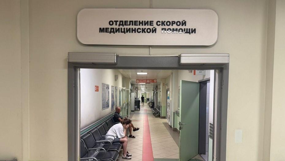 Около 50 человек попали в больницы Петербурга из-за жары в июле В Петербурге за последний месяц в стационар поступило около 50 человек с обмороками и проблемами с давлением, вызванными жаркой погодой, рассказали в пресс-службе Мариинской больницы. Отмечается, что аномальная жара и влажность создают дополнительные трудности для организма. Чтобы безопасно пережить жаркий период, специалисты рекомендуют избегать выхода на улицу с 11:00 до 16:00, использовать солнцезащитный крем с высоким SPF, носить легкую и светлую одежду из натуральных тканей, а также защищать голову и шею.