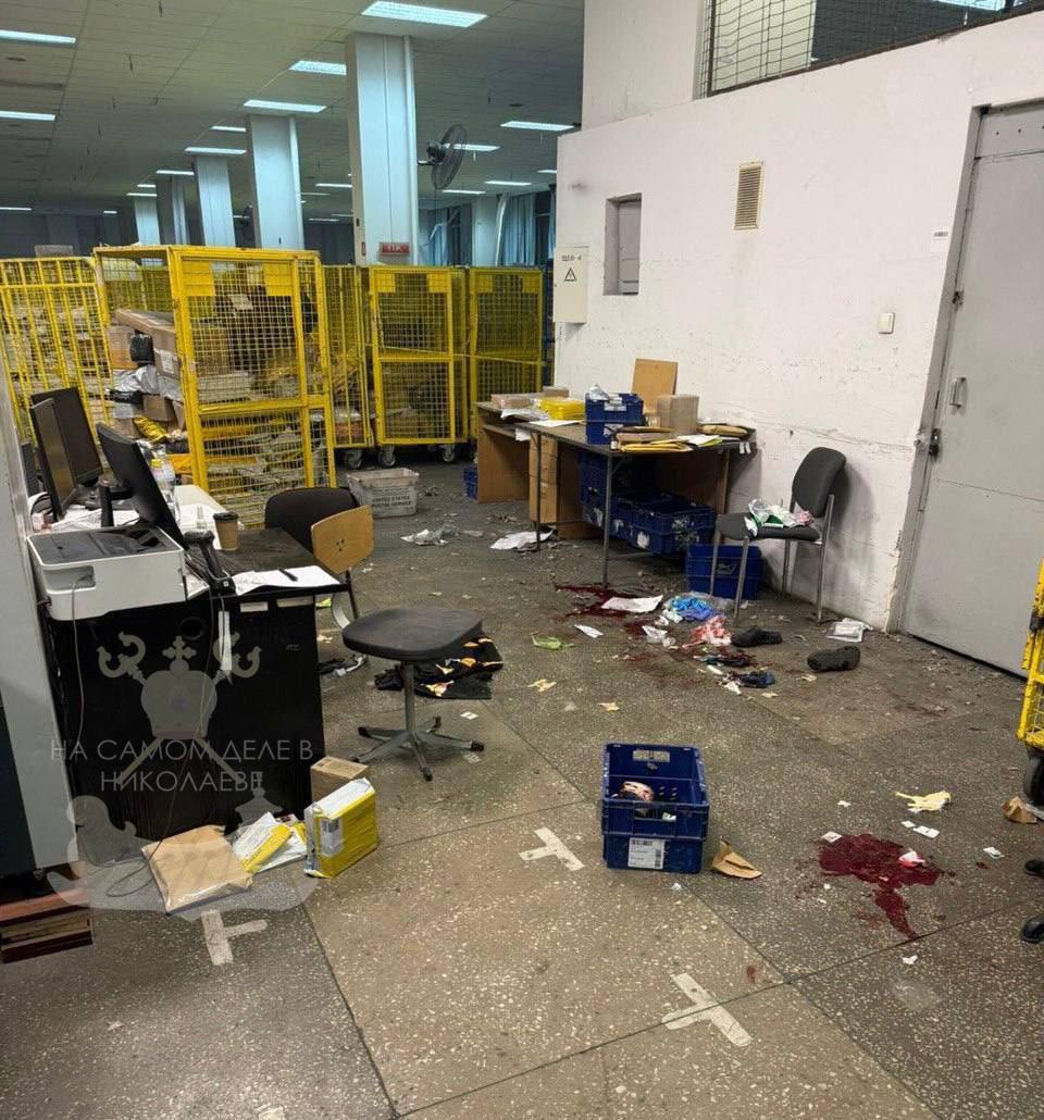 На одном из отделений почты Украины город пока не разглашается взорвалась посылка На фото видны следы крови О жертвах не уточняется Получается что из за огромного количества на руках оружия и боеприпасов полного хаоса в стране бездействия полиции которая занята лишь отловом зрадныков и ухылянтов такие случаи к сожалению будут не единичными Берегите себя и своих близких ПОДПИСАТЬСЯ Чат Бот Дзен