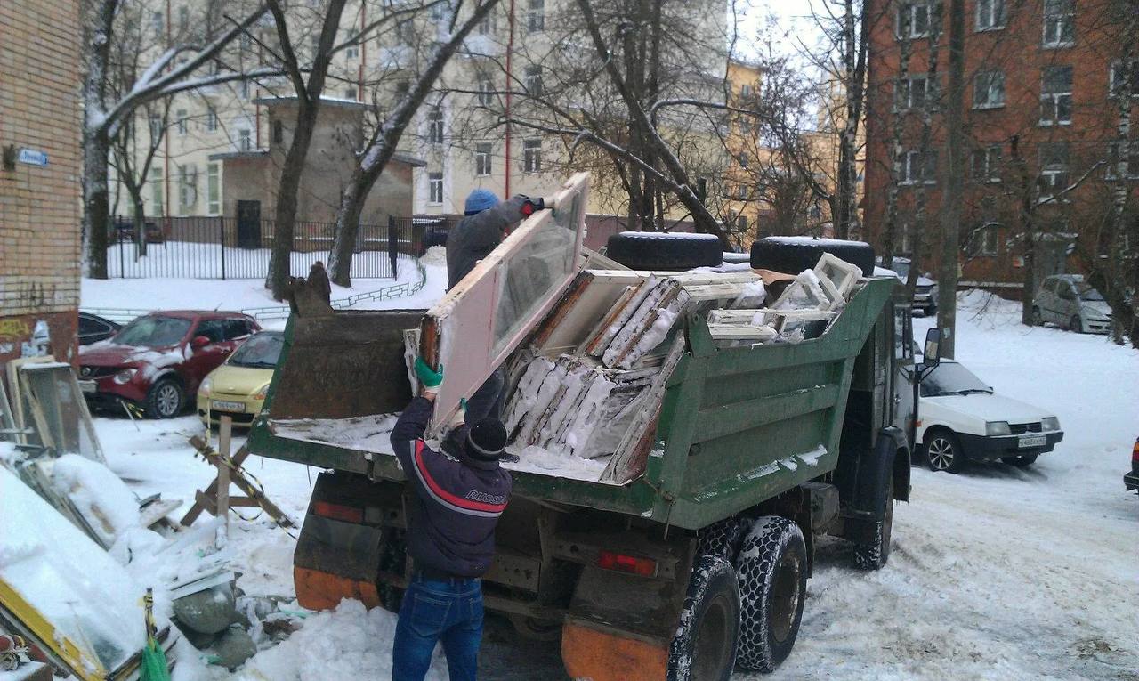 В Волгоградской области ещё раз поднимут тариф на вывоз мусора  В Волгоградской области комитет тарифного регулирования утвердил новые тарифы на обращение с ТКО, которые вступят в силу с 1 июля 2025 года.  Жители многоквартирных домов будут платить за вывоз мусора 130,77 рубля, в частном доме в городе – 128,86 рубля, сельский житель частного дома – 113,63 рубля.   Чиновники объясняют, что новые расценки сформированы с учетом актуальной на сегодняшний день структуры затрат, при этом тариф останется на уровне и ниже, чем в соседних регионах.   ЧП Волжский - подпитаться