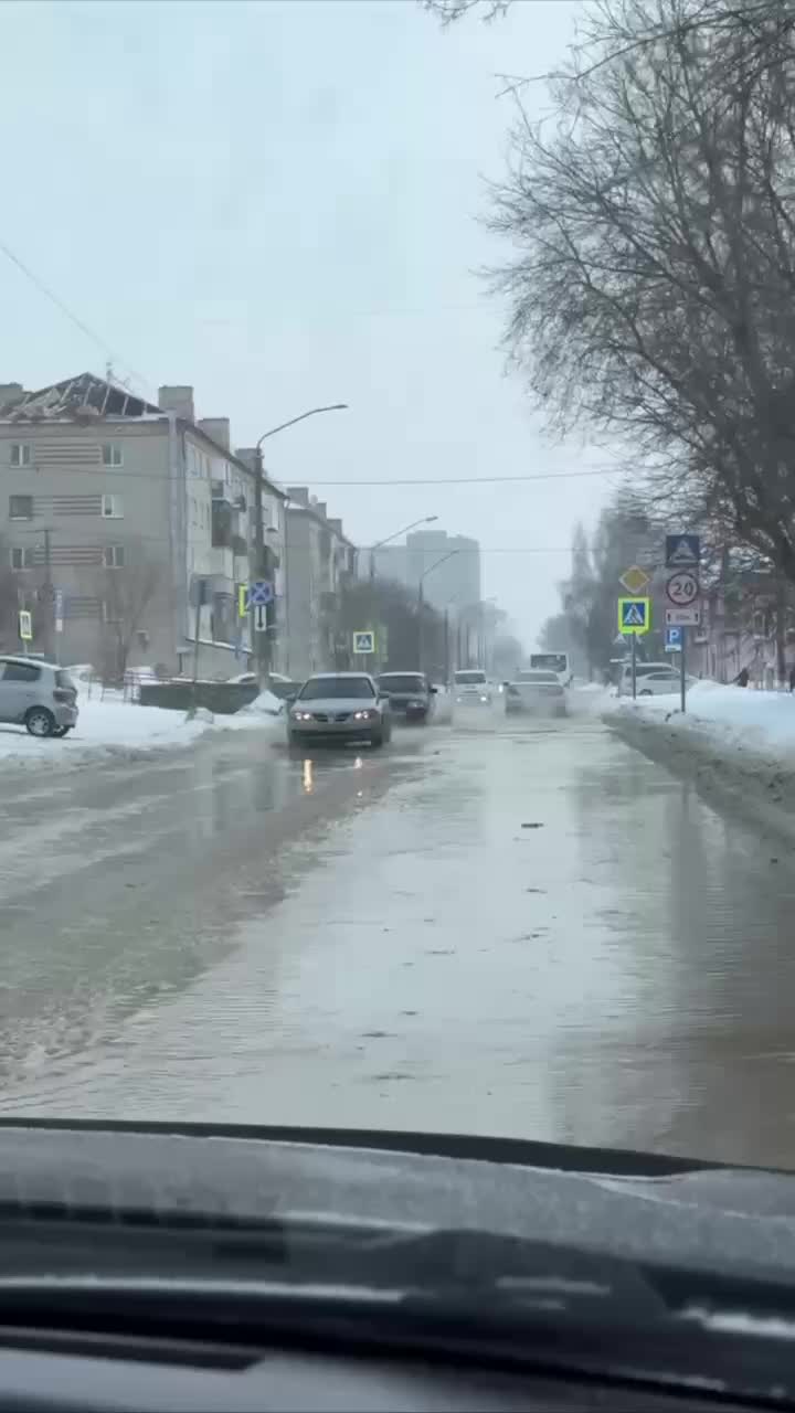 Коммунальная авария затопила улицу Петра Сухова в Барнауле