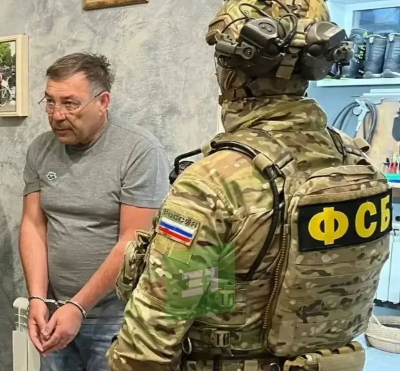 Бывший топ менеджер ММК Павел Кравченко задержан сотрудниками ФСБ По данным следствия с 2020 по 2022 годы Кравченко передал своему знакомому 50 доли в уставном капитале общества с ограниченной ответственностью стоимостью более 30 миллионов рублей Это было сделано для обеспечения беспрепятственного сотрудничества организации с ММК при строительстве объекта С июля 2021 года по май 2022 года бывший сотрудник завода получил от представителя общества коммерческий подкуп в виде товаров и материалов на сумму свыше 1 7 миллиона рублей Эти средства были использованы для строительства его дома в курортной зоне у озера Банного С 2023 по 2024 год Кравченко при посредничестве своего знакомого который имел право на распределение прибыли в обществе получил коммерческий подкуп в размере свыше 8 8 миллиона рублей Я из ЛОМА в ТГ в MAX в ВК