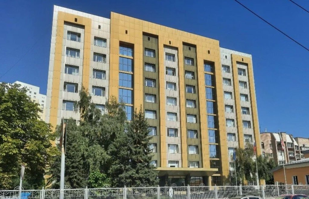 Тендер на ремонт федерального казначейства в Саратове сорван что хотело ведомство за 41 млн рублей 20 ноября БИЗНЕС ВЕКТОР Управление Федерального казначейства по Саратовской области не нашло желающих отремонтировать его здание на Ильинской площади в центре Саратова Тендер с начальной ценой 41 3 млн рублей провалился из за отсутствия заявок Исполнителя искали с начала ноября Но судя по техзаданию потенциальных подрядчиков мог отпугнуть объем работ За 41 млн рублей следовало привести здание в порядок практически полностью от кровли до прилегающей территории Работы должны были стартовать 15 января и продолжаться полтора года до 30 октября 2027 го От подрядчика требовалось прежде всего демонтировать внутреннюю отделку здания снять облицовку потолков и обои Но наряду с ними в документах прописана разборка пандуса и бетонных фундаментов а также покрытия кровли Работы в техзадании перечислены весьма разноплановые Подрядчику следовало выполнить гидроизоляцию фундамента укладку рулонных материалов на кровлю внутреннюю отделку помещений казначейства Главный объем работ согласно документам приходится на коммуникации Их требовалось заменить на всех 8 этажах здания Предписывалась полная замена систем водоснабжения канализации и кондиционирования Последнее особенно сложный и важный элемент обустройства здания в казначействе имеется целая сеть конденсатопроводов система кондиционирования имеет свою сеть водоотведения Помимо этих коммуникаций предстояло заменить в казначействе тепловые сети причем начиная с подземной прокладки новых труб По завершении этих работ следовало привести в порядок отмостку вокруг здания заново уложив на ней асфальт и установить вокруг новое ограждение В ходе проведения тендера ни одного обращения за разъяснениями от возможных подрядчиков не поступило Повторная закупка пока не объявлялась