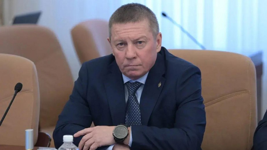 У края будет новый начальник главного управления региона по взаимодействию с органами правопорядка Губернатор Дмитрий Демешин на заседании президиума правительства Хабаровского края представил нового руководителя главного управления губернатора и правительства края по взаимодействию с правоохранительными органами Пост займёт Игорь Гуревич Игорь Юрьевич родился в 1967 году Хабаровске в 1988 году окончил Дальневосточное высшее общевойсковое командное училище имени Маршала Советского Союза К К Рокоссовского а в 2009 году Академию управления МВД России До назначения служил в войсках национальной гвардии РФ в Хабаровске По званию офицер с высшим военно специальным образованием инженер по эксплуатации колесных и гусеничных машин В его послужном списке также служба в Вооружённых Силах РФ и в ОВД РФ Гуревич имеет государственные награды медали орденов За заслуги перед Отечеством I и II степени медаль За отвагу орден Дружбы и орден Александра Невского Фото Вячеслав Реутов Пресс служба Правительства Хабаровского края Подробнее на сайте Вести Хабаровск