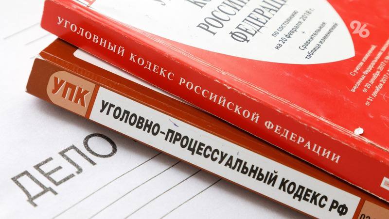 Мошенница «раскрутила» молодого ставропольца на деньги под видом похода на свидание  20-летний житель Ставрополя обратился в полицию с заявлением о том, что неизвестные обманом завладели его деньгами.   Парень зарегистрировался на сайте знакомств и завязал общение с девушкой. Собеседница предложила вместе сходить в кинотеатр и, получив согласие, скинула сообщение со ссылкой на онлайн-ресурс, где якобы можно было купить билеты.   Молодой человек перешёл по адресу, выбрал места в зале и несколькими транзакциями оплатил билеты в кинотеатр, еду, напитки и другие развлечения. В общей сложности он потратил более 40 тыс. рублей.  Позже парень заподозрил неладное и попытался вернуть средства, но сама ссылка и страница девушки уже были удалены.  По факту произошедшего возбуждено уголовное дело, сообщили в ГУ МВД России по СК.