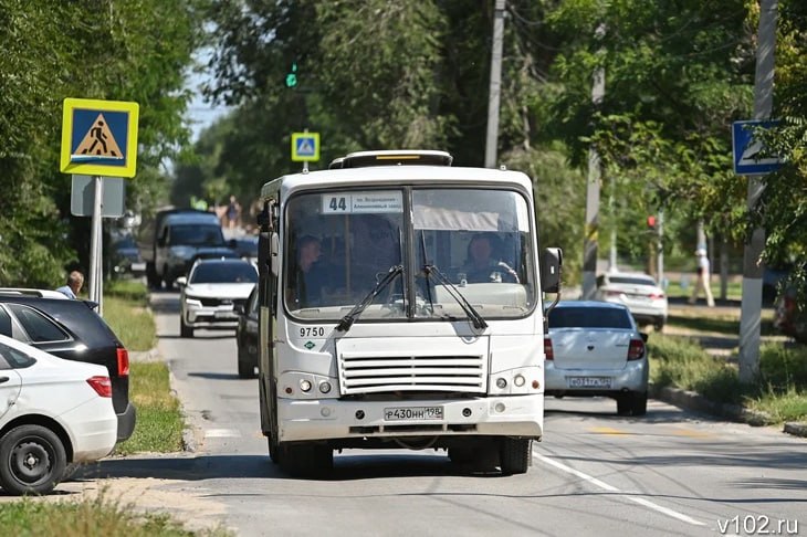 В Волжском возобновит работу автобус №44 В Волжском опубликован проект постановления администрации, вносящий изменения в документ планирования регулярных пассажирских перевозок. Как сообщает ИА «Высота 102», поправки предусматривают возобновление работы автобуса №44. Муниципалитет планирует запустить подвижной состав по направлению «Металлург-2 – ТЦ «Метро». Подробнее о старом-новом маршруте.