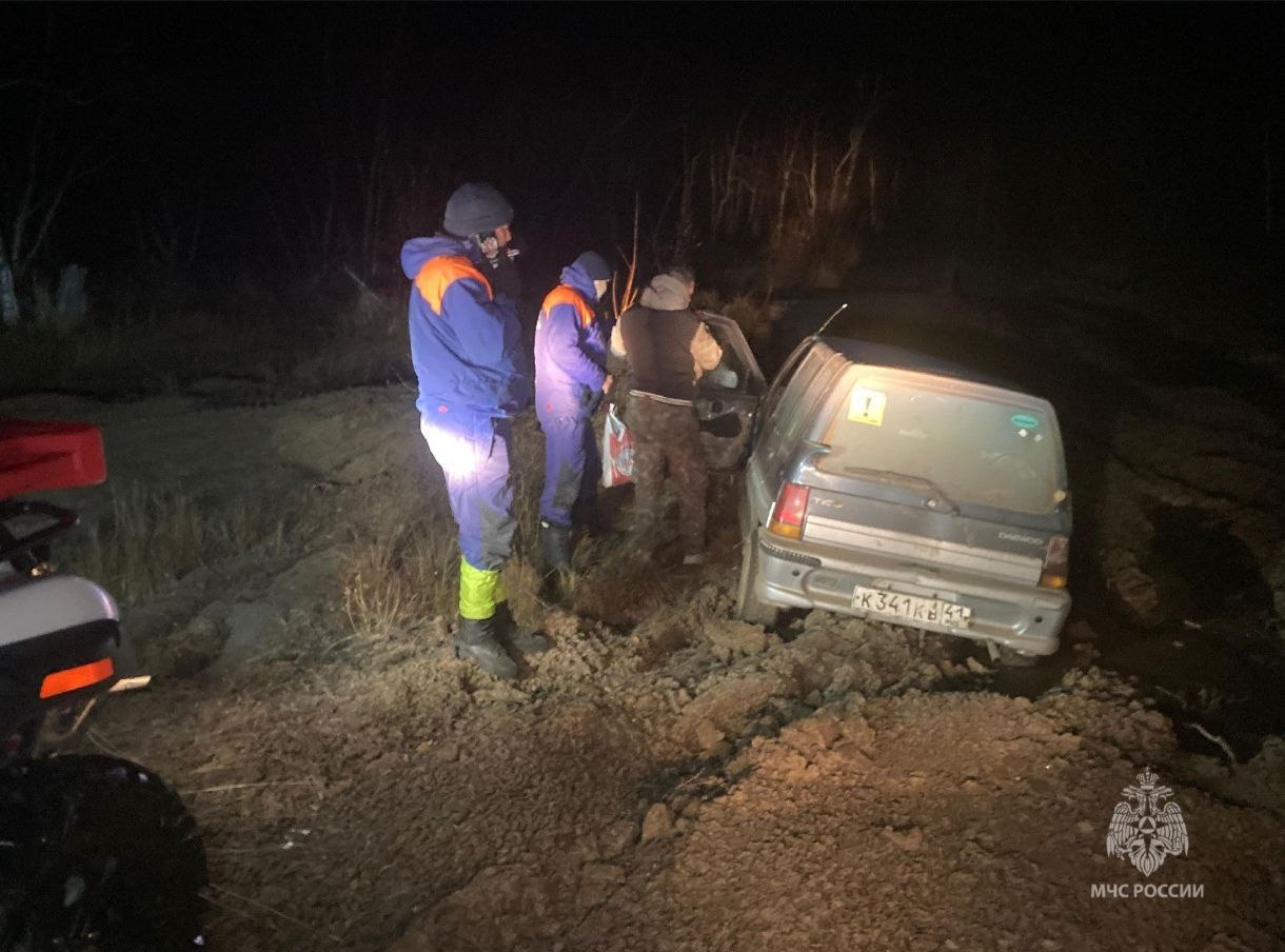 Поездка не удалась Камчатские спасатели эвакуировали водителя автомобиль которого застрял на лесной дороге в Елизовском районе Как стало известно ДПС Камчатка инцидент произошел рано утром 24 октября по пути к Зеленовским озеркам На место выехала дежурная смена на аварийно спасательном автомобиле и двух квадроциклах Спасатели обнаружили мужчину убедились что он не пострадал и доставили его до ближайшего населенного пункта При этом транспорт ночного путешественника остался на месте так как спасатели оказывают помощь при угрозе жизни и здоровью а не занимаются эвакуацией техники Подписаться