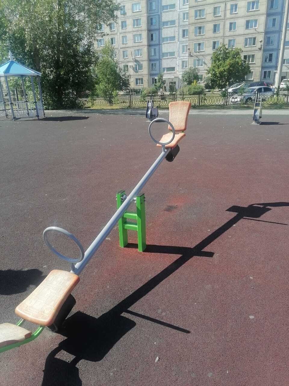 В парке «Прибрежный» провели ремонтные работы на спортивной площадке   На качалке-балансире заменили балку с ручками-держателями, в беседке отремонтировали скамью. Обновили заглушки труб на уличных тренажёрах: на наклонном для спины, верхней тяге, гребном, шаговом, тяге к груди, а также на шведской стенке и доске для пресса. На скамье для укрепления рук установили новую рукоять.  Также демонтировали устаревший тренажёр «двойные лыжи». Кроме этого, заменили сетки на баскетбольных кольцах, футбольных воротах и волейбольной площадке, а на спортивных зонах обновили 10 секций ограждения.   Обновления направлены на создание комфортных условий для отдыха и занятий спортом.   Уважаемые бийчане  Призываем вас бережно относится к спортивному оборудованию.  Пресс-центр Администрации г. Бийска