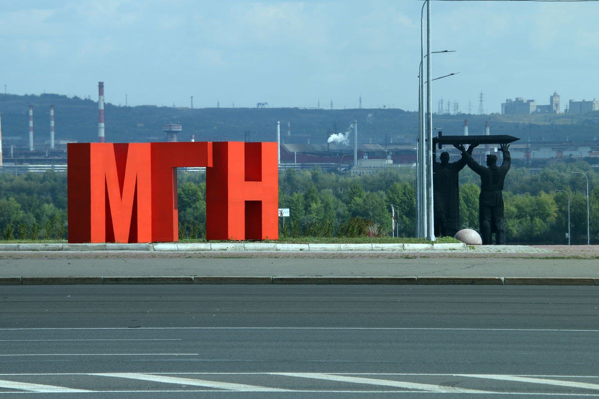 В Магнитогорске продолжается подготовка ко Всероссийскому шахматному фестивалю «Кубок Магнитки-2025», в программу которого войдут этап Детского Кубка России и открытый рейтинговый турнир. Фестиваль продлится с 10 по 18 мая в рамках мероприятий, посвященных Дню Победы.  Соревнование примет одно из главных культурных мест города - Дворец культуры металлургов им. Серго Орджоникидзе, который находится в исторической части города Магнитогорска. Дворец культуры за почти полувековую историю принимал мероприятия самого высокого уровня. В январе 2006 года именно в этом Дворце 10-й чемпион мира по шахматам Борис Васильевич Спасский был гостем крупнейшего в истории Магнитки общегородского турнира по быстрым шахматам. В мае 2025 года двери Дворца будут гостеприимно распахнуты перед шахматистами со всей России.  Игровые дни: 11-17 мая. Призовой фонд этапа Детского Кубка России - 500 тысяч рублей, открытого рейтингового турнира - 150 тысяч рублей. Турниры проводятся без стартовых взносов.  Во время проведения фестиваля планируются сеансы одновременной игры с сильнейшими шахматистами Урала. Самые интересные и захватывающие партии «Кубка Магнитки - 2025» в прямом эфире прокомментирует международный мастер Алина Бивол. Помимо шахматных состязаний, участников турнира ожидает большая культурная программа.     Валерий Шердюков