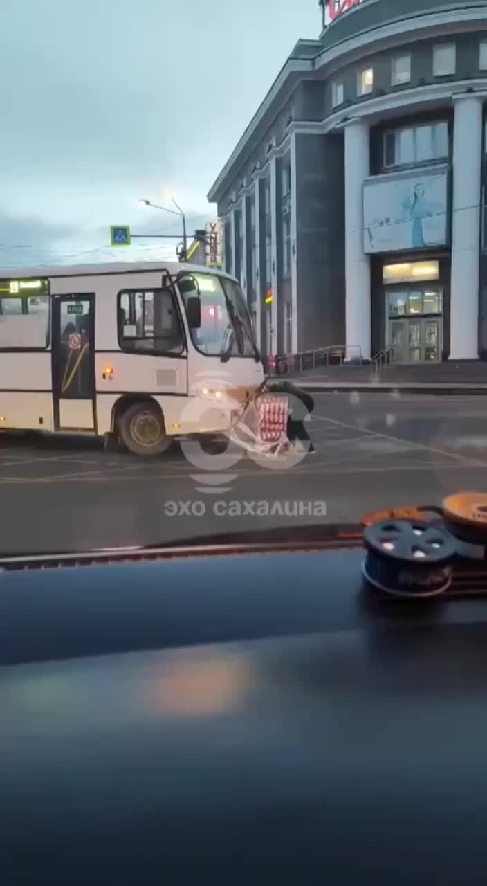 В Воронеже водитель автобуса сбежал с места ДТП после столкновения с ограждением